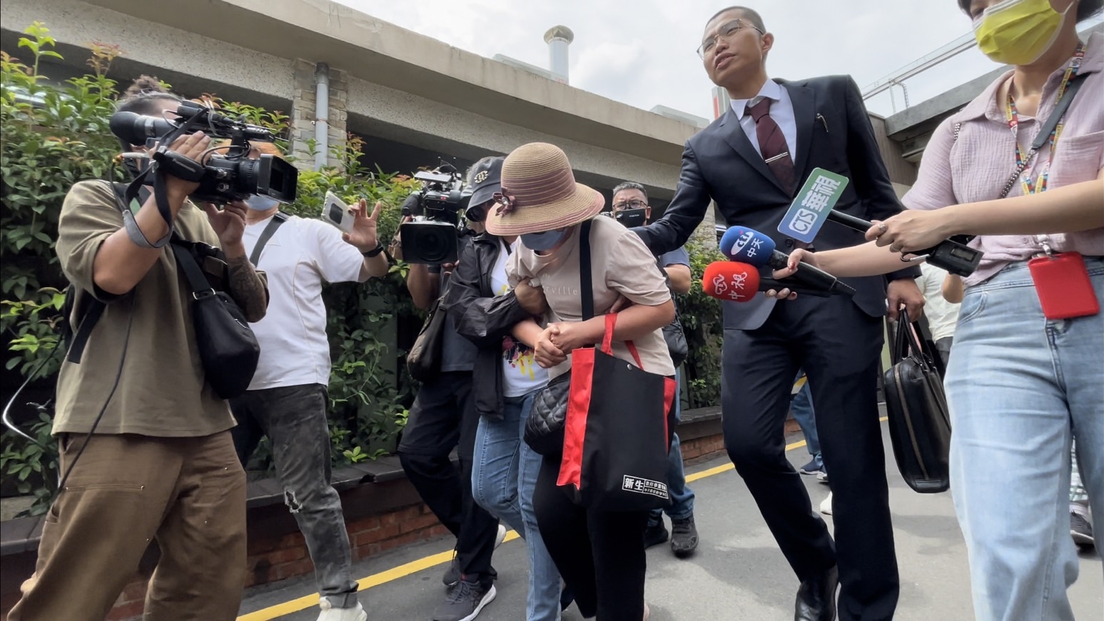 高中生之死案情陷僵局，律師許哲維（右方穿西裝者）依民俗擲筊找靈感。