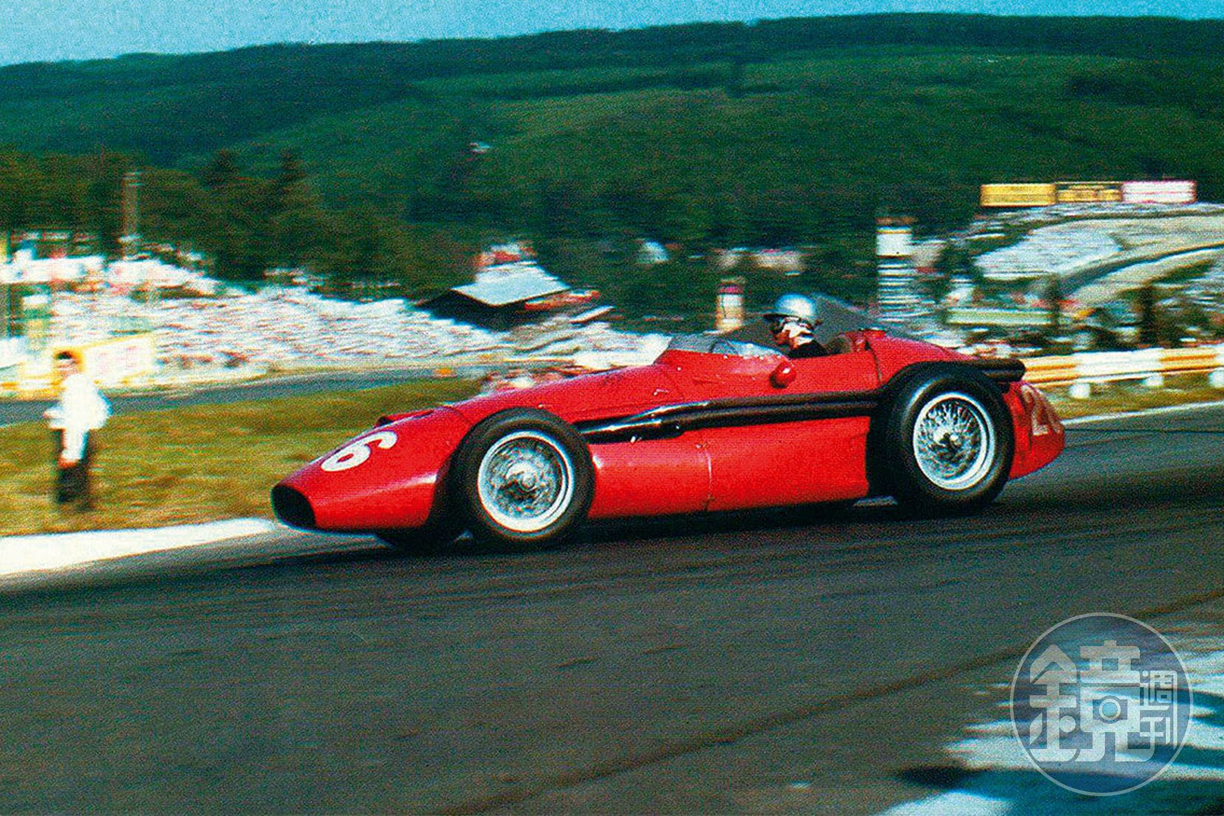 1958年，Maria 駕駛 Maserati 250F，成為第一位亮相 F1 賽道的女性車手。