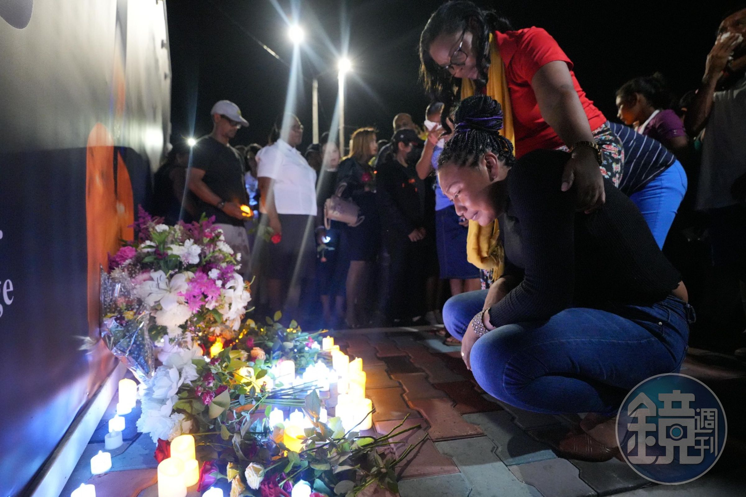 位於南美洲的國家蓋亞那,一間女宿舍在上週末失火,共造成19人死亡,罹難家屬在現場泣不成聲。(翻攝自臉書@President Irfaan Ali)