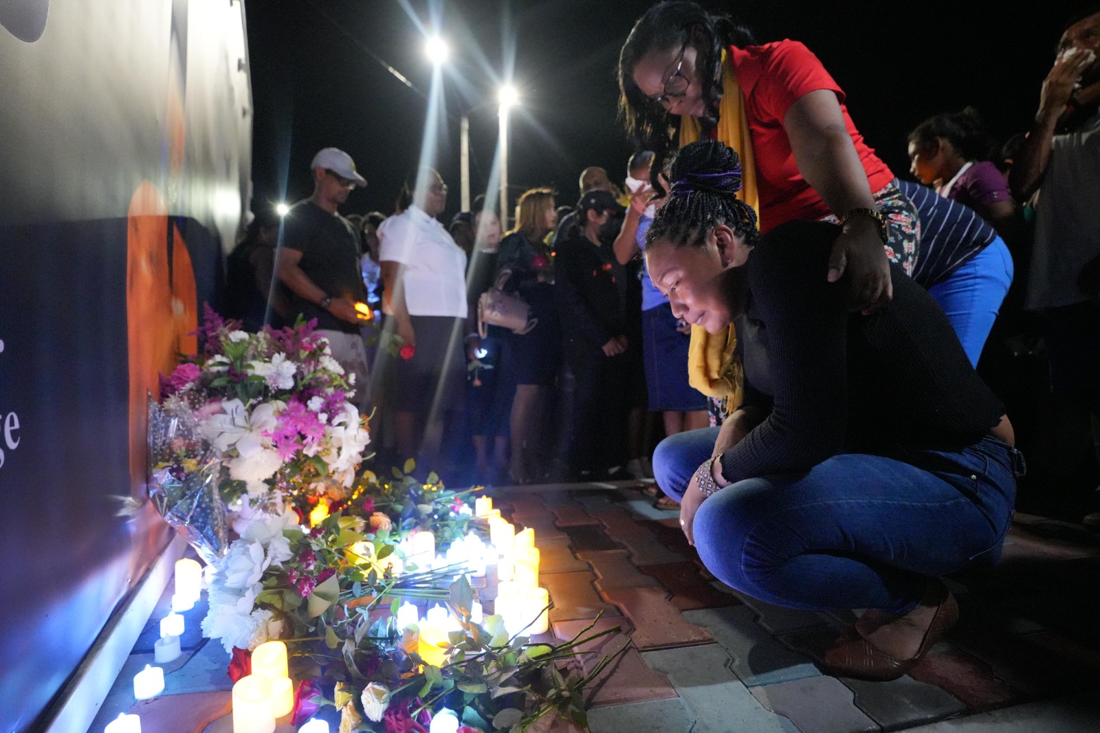 位於南美洲的國家蓋亞那，一間女宿舍在上週末失火，共造成19人死亡，罹難家屬在現場泣不成聲。（翻攝自臉書@President Irfaan Ali）