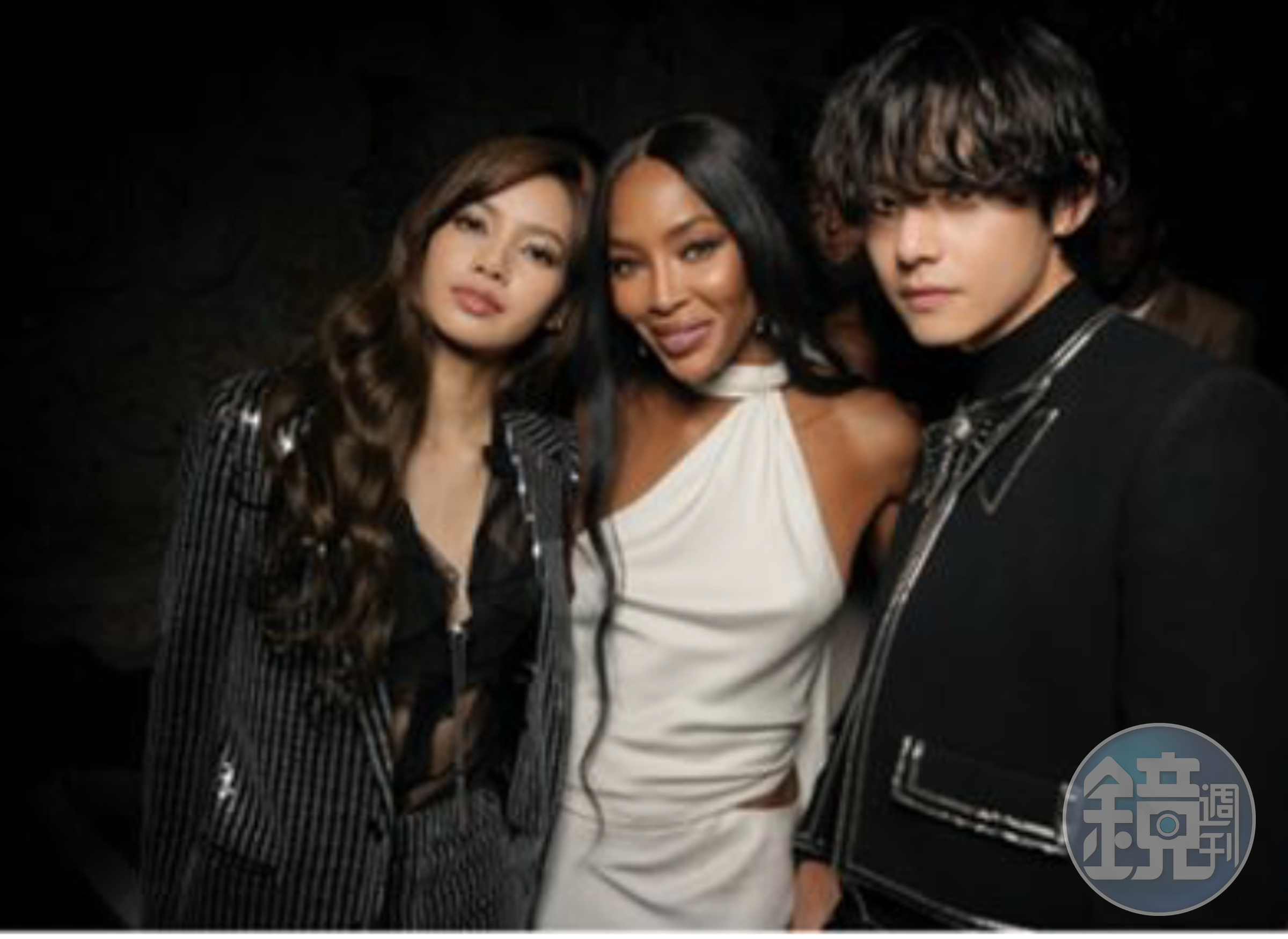 Lisa（左）與V（右）先於22日超級名模Naomi Campbell（娜歐咪坎貝爾，中）的生日活動上合影。（翻攝自CELINE）