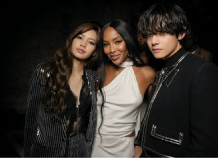 Lisa(左)與V(右)先於22日超級名模Naomi Campbell(娜歐咪坎貝爾,中)的生日活動上合影。(翻攝自CELINE)