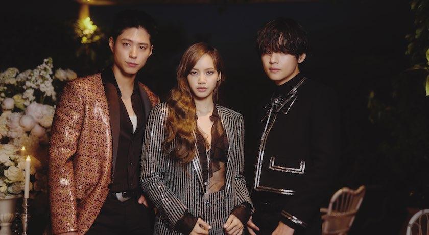 Lisa（中）與V（右）於23日再於法國同框，這回還多了朴寶劍（左）。（翻攝自CELINE）