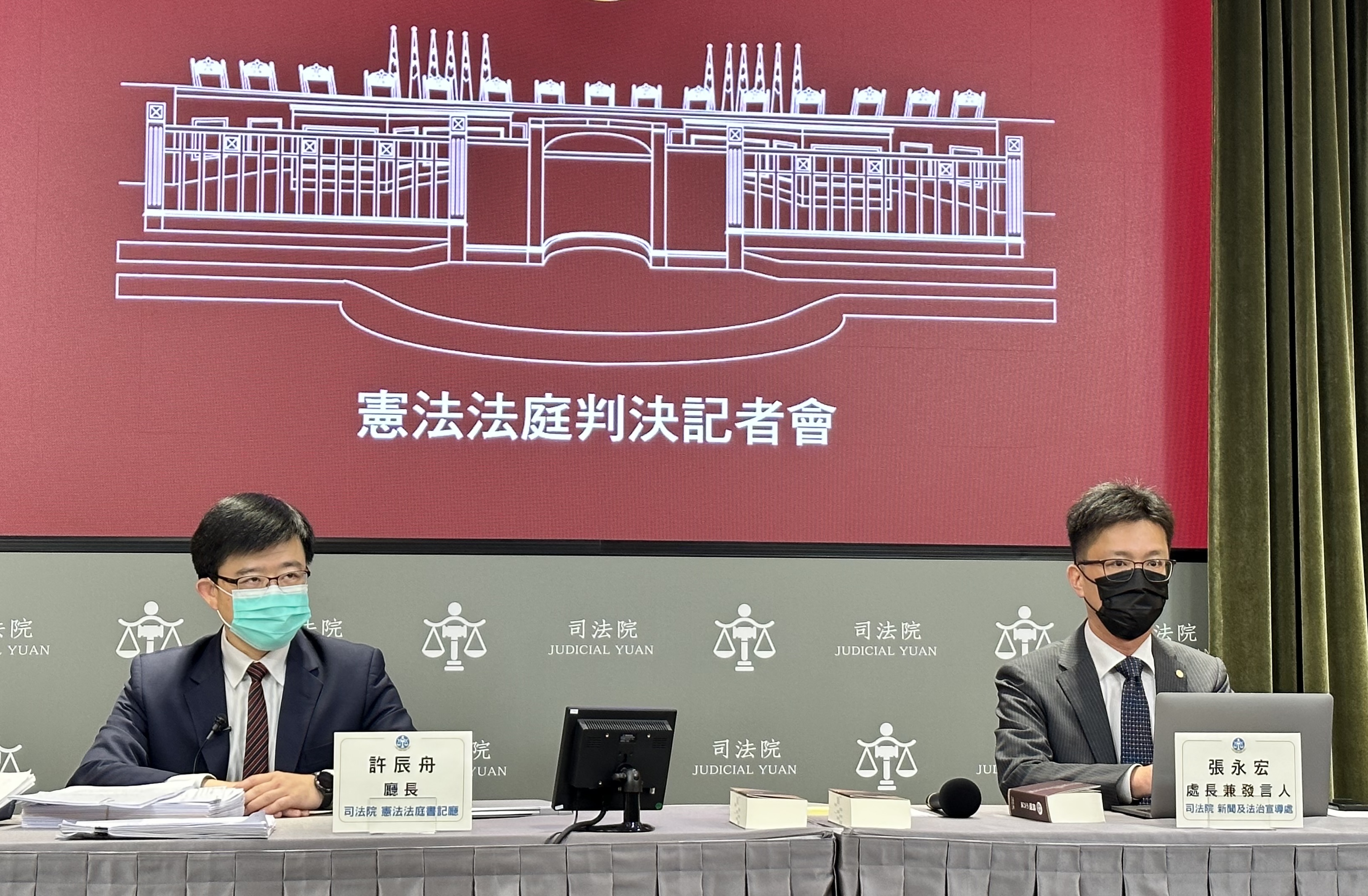 司法院憲法法庭書記廳長許辰舟（左）與發言人張永宏（右），將升任最高法院法官。
