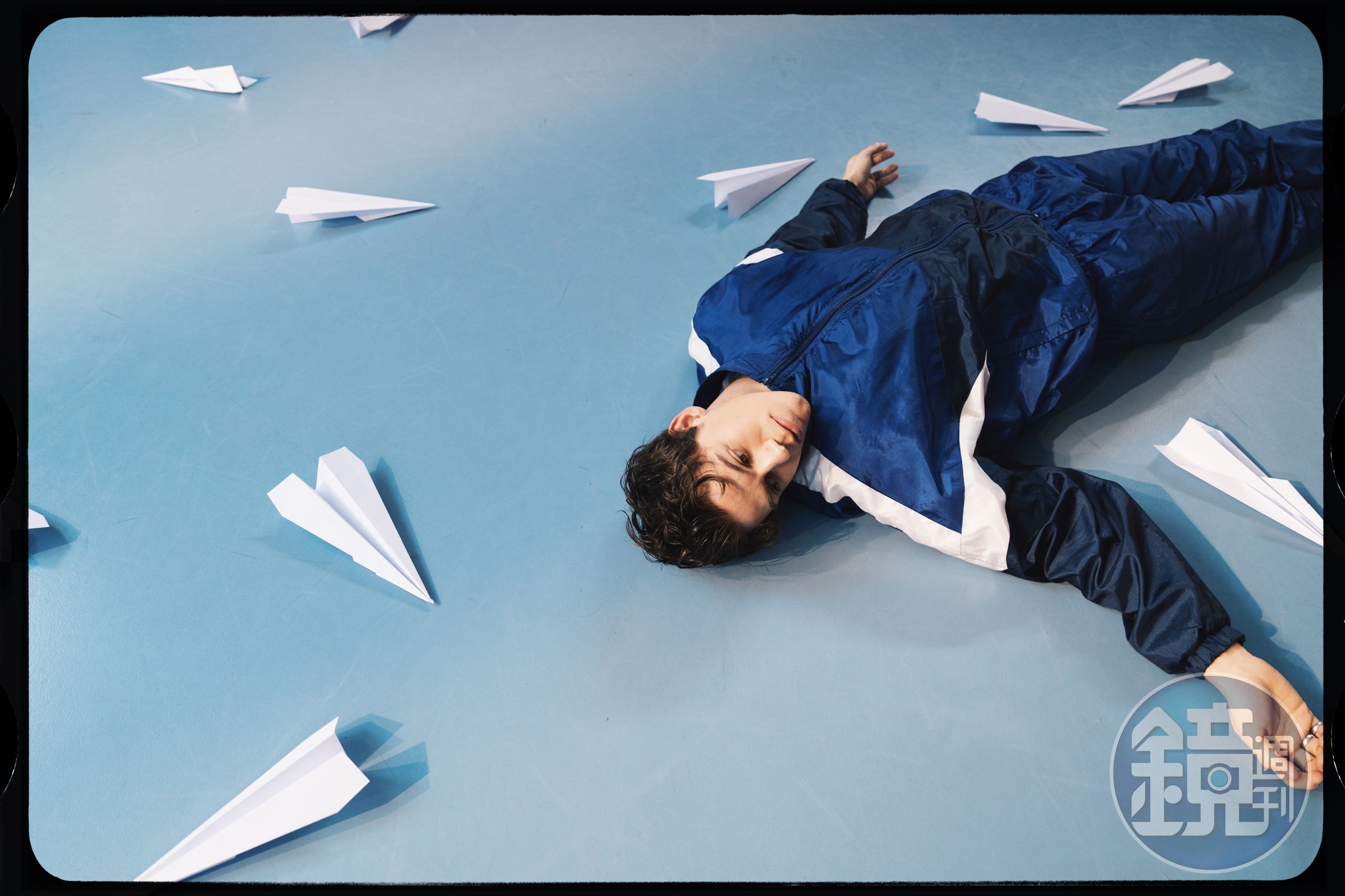 佩德艾利亞斯Peder Elias在訪問時清唱〈Paper Plane〉展現天籟歌聲。(Wonderful Entertainment Asia 提供)