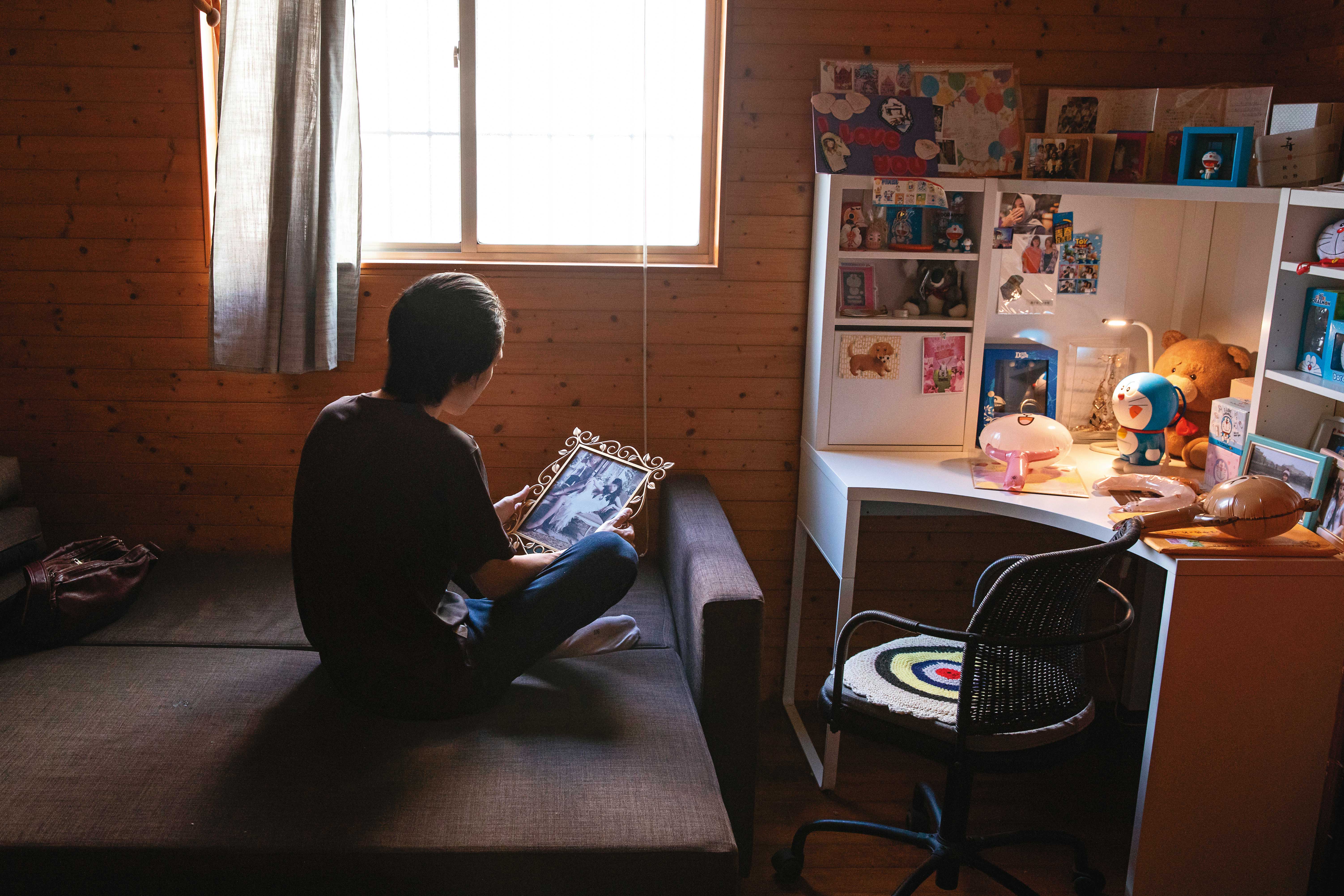 林小月在妹妹的房間談起打官司的煎熬，妹妹的書桌上放著生前從事老人照護時，許多朋友送的紀念品、謝卡與照片。