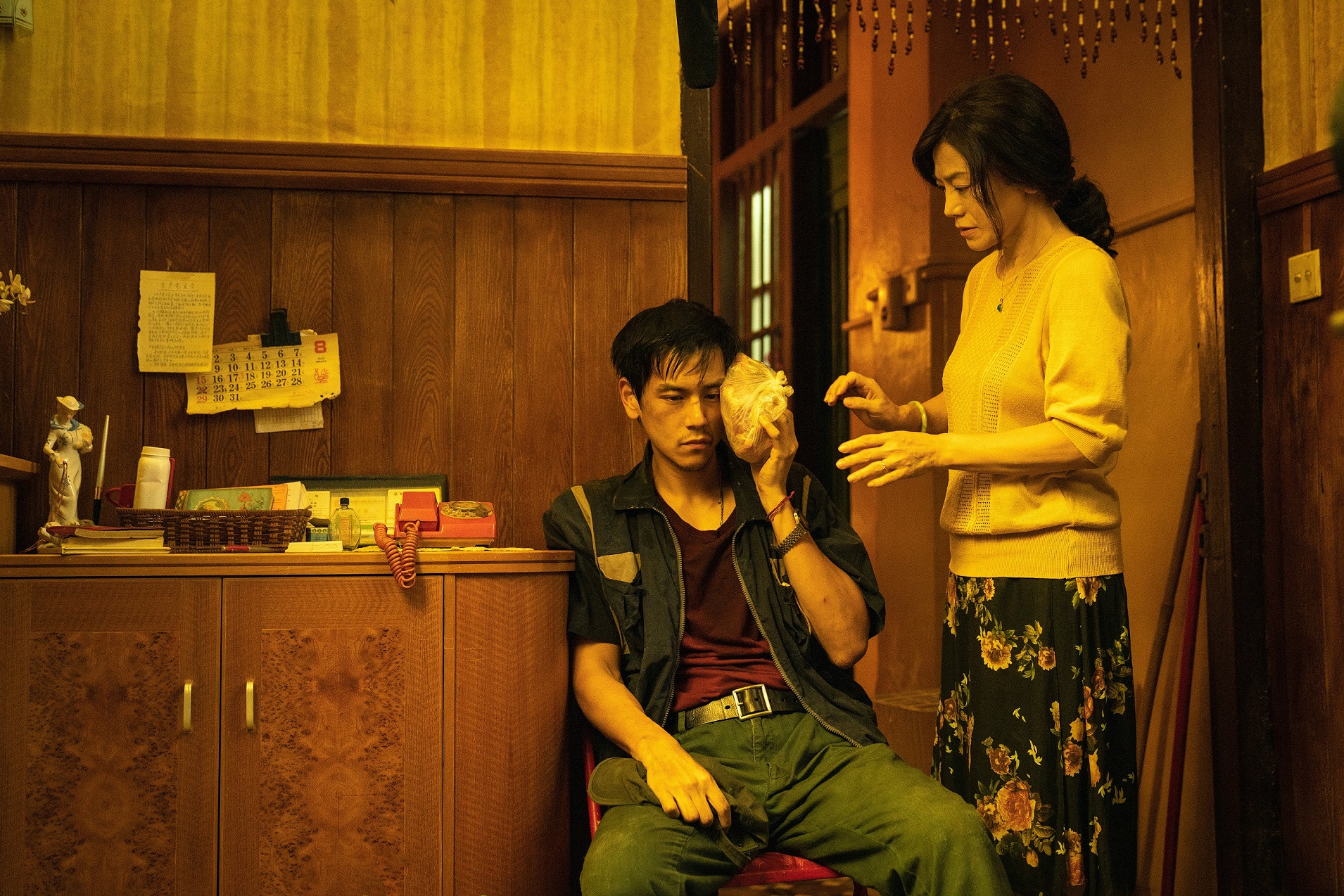 張艾嘉（右）與彭于晏（左）在片中的互動雖無曖昧之處，但氛圍卻讓觀眾感覺「有點曖昧」。（華映提供）