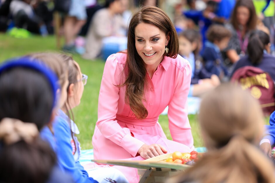 凱特王妃到切爾西花展與小學生們野餐。（翻攝rhs.org.uk）