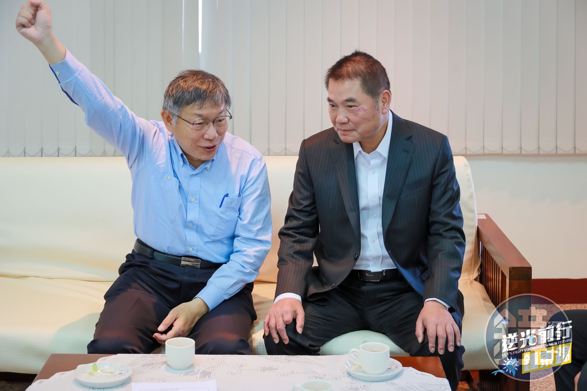 柯文哲(左)確定角逐2024總統大選,苗栗縣長鍾東錦(右)允諾會幫忙募集選舉經費,「因為這個人情我必須要還」。(翻攝自鍾東錦臉書)