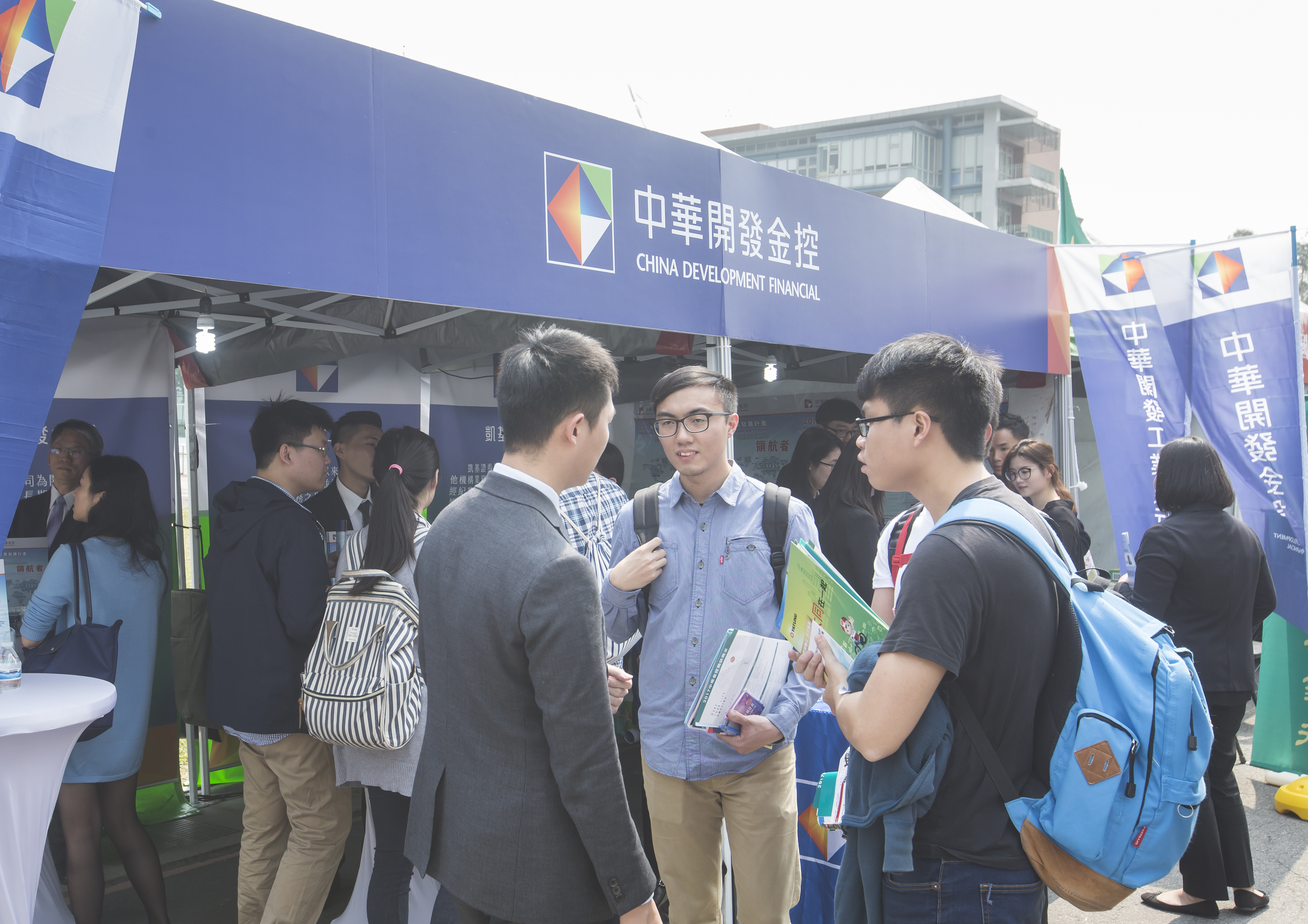 金融股利空逐漸撥雲見日，外資近10日瘋狂買進開發金逾12萬張。