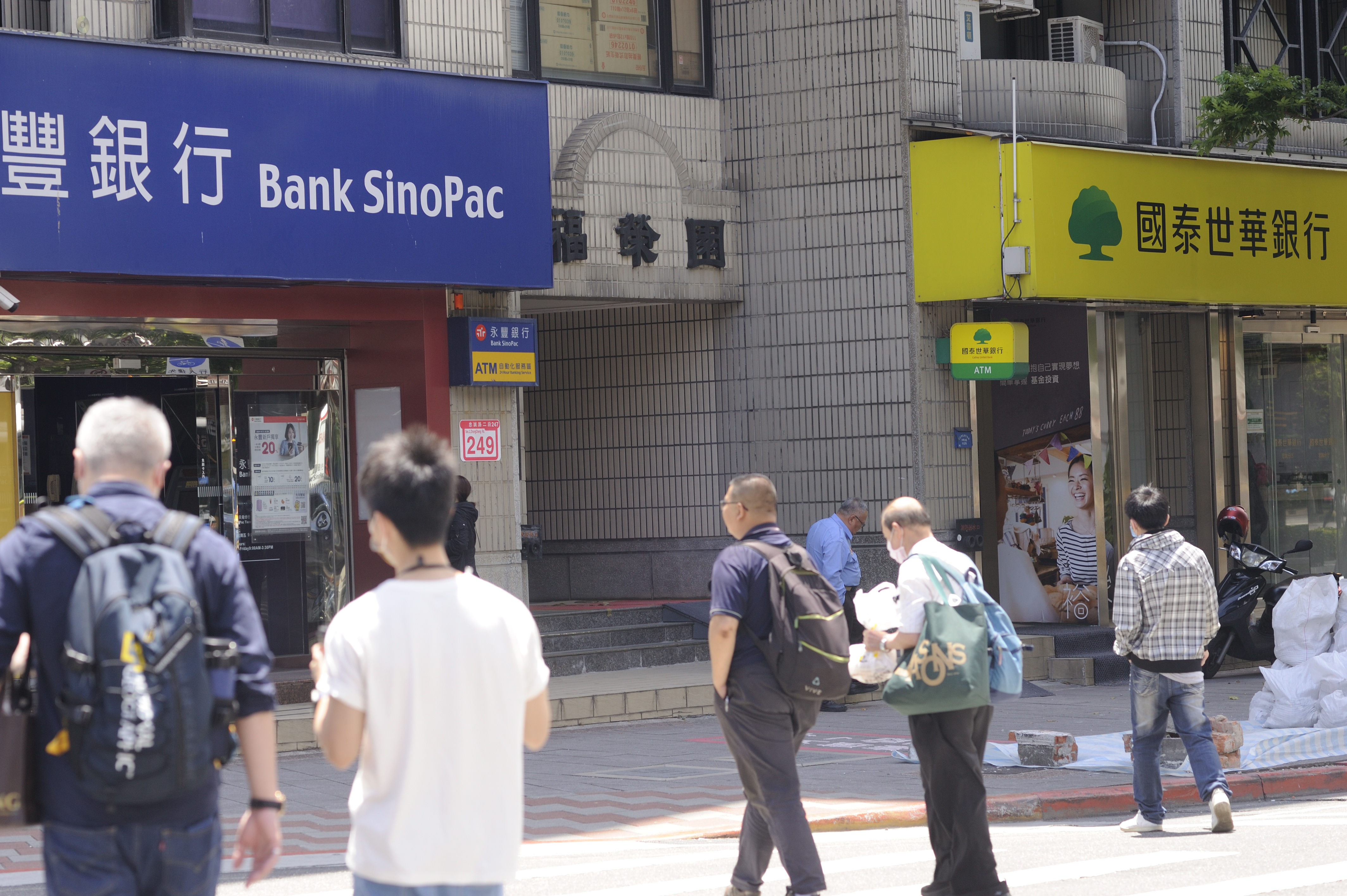 雖然今年配息不如預期，但專家認為危機就是轉機，現階段抱緊金融股CP值高。