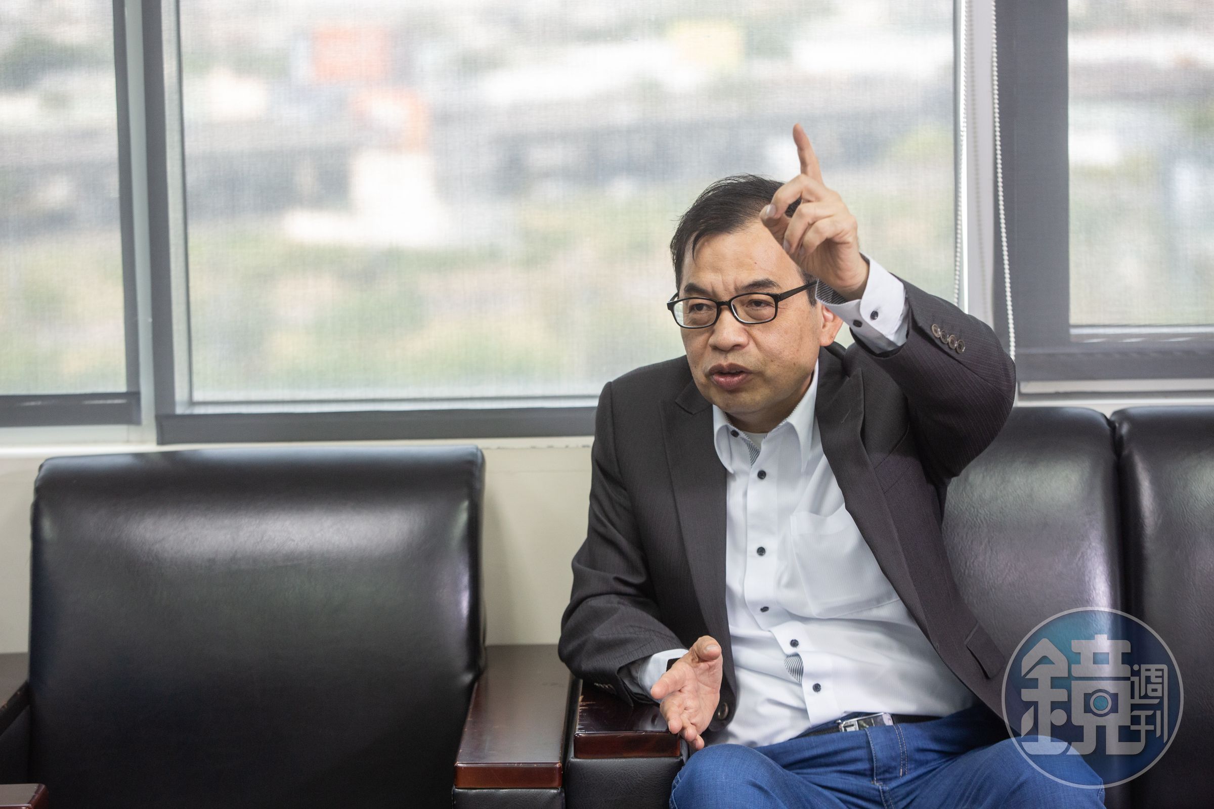 精算持有5年總報酬，億元教授鄭廳宜主張存臺企銀勝於存台積電。