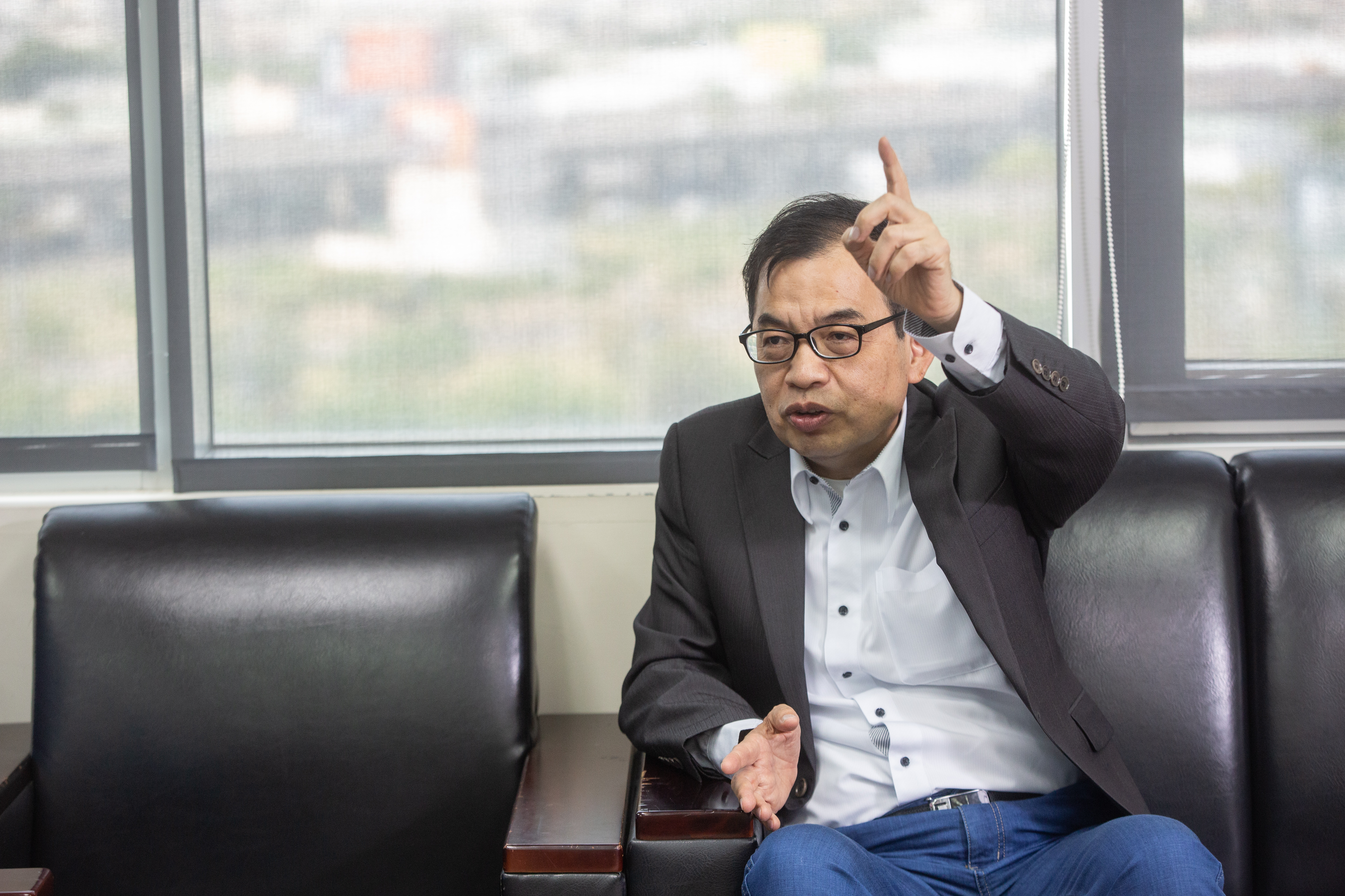 精算持有5年總報酬，億元教授鄭廳宜主張存臺企銀勝於存台積電。