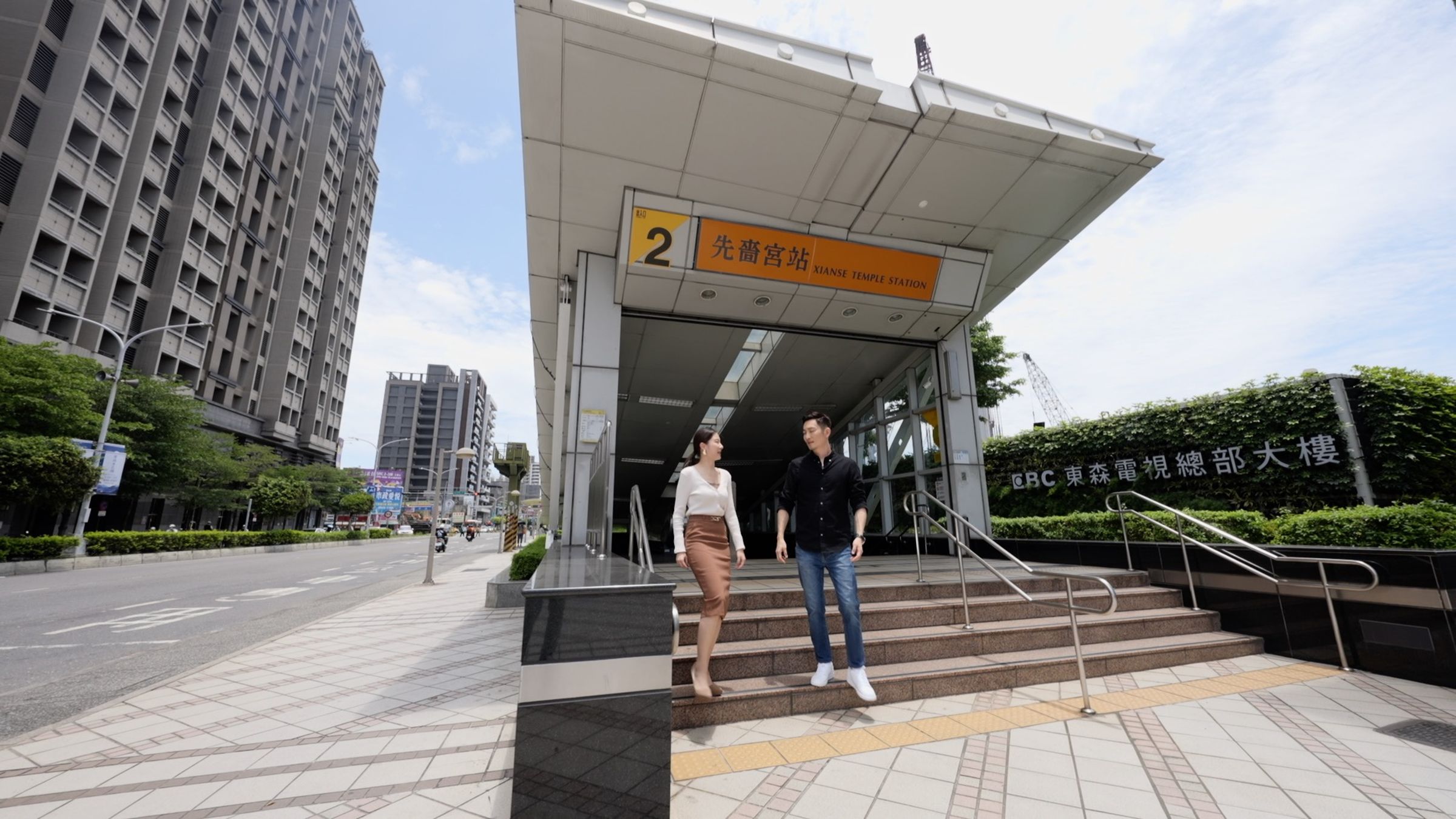 崴爺分析,房地產的保值力由地段、交通與未來發展三項要素支撐;而近年漸受重視的水岸綠地宜居宅,更是購屋族不可錯過的理想標的。