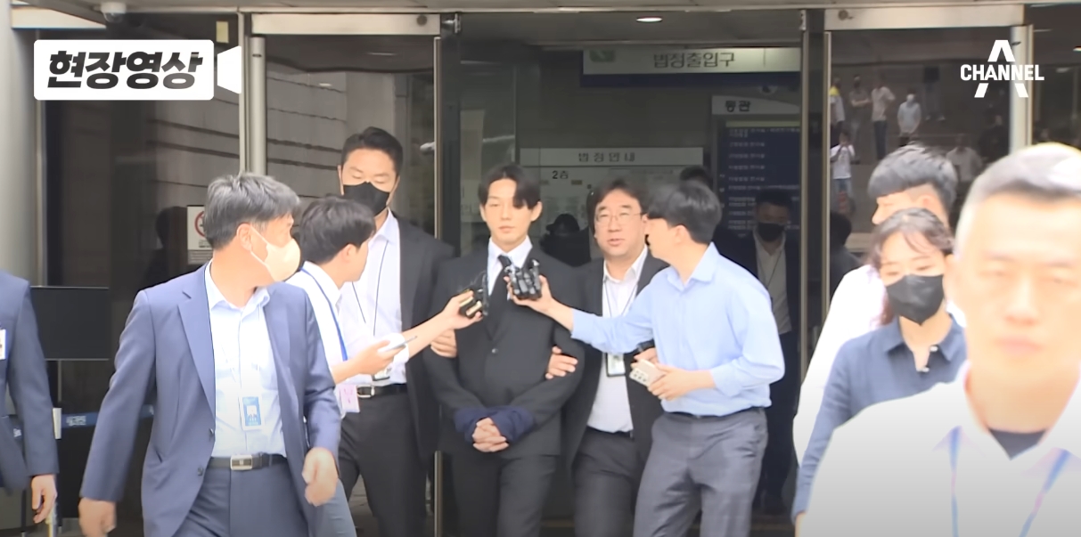 劉亞仁今出庭應訊後，遭到檢方羈押。（翻攝自채널A 뉴스YouTube頻道）