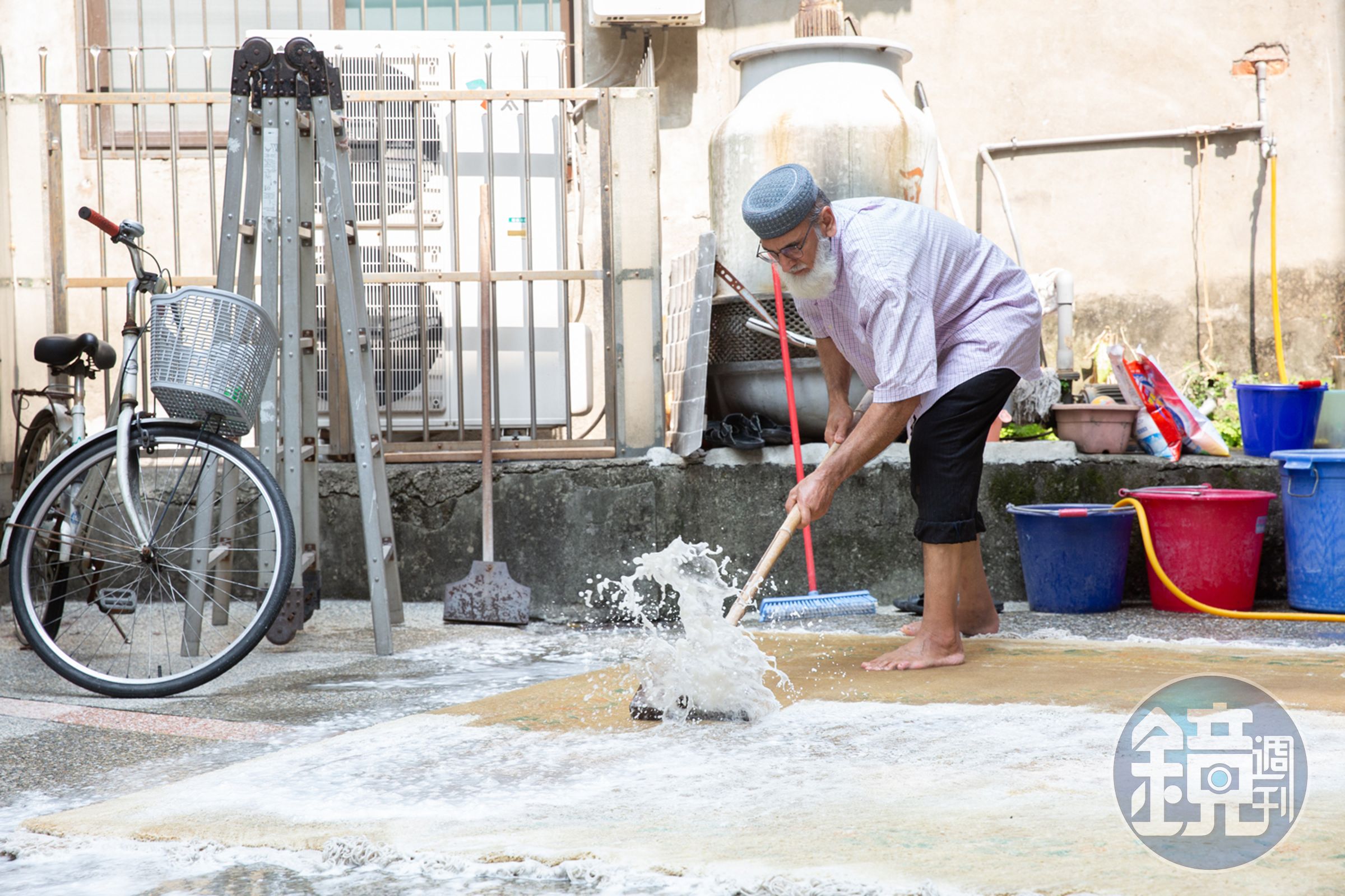 波斯地毯相當厚重，吸水後更難搬運，除了賣地毯，波斯洋行也提供清洗服務。