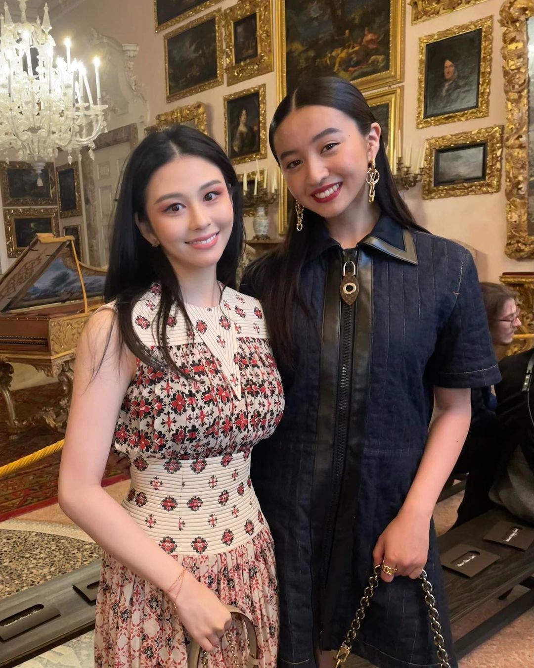 沈月（左）與木村光希在LV 早春女裝秀上合影。（翻攝yuetyuetxx IG）