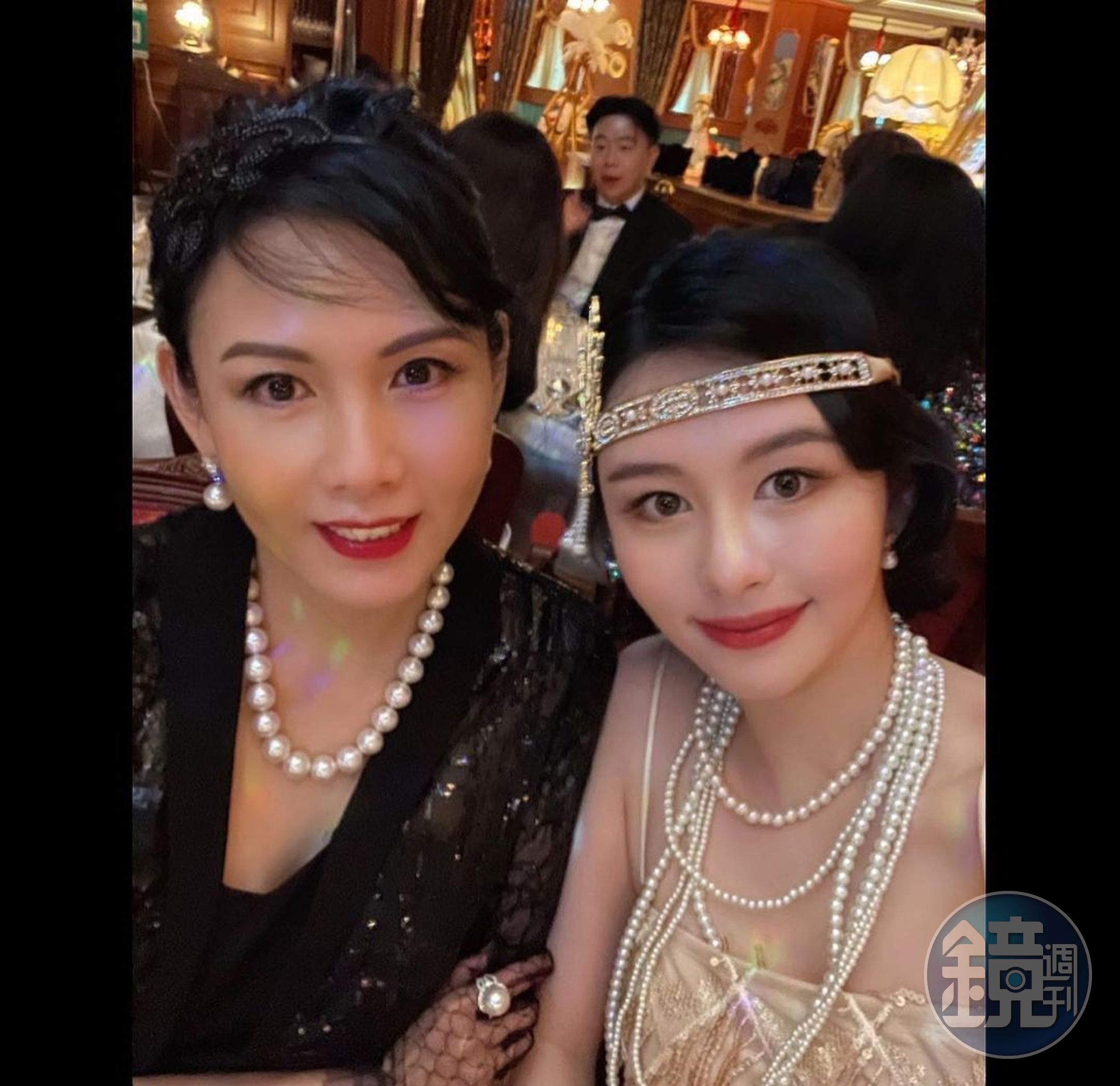 沈月（右）與母親邱淑貞簡直是一個模子刻出來的。（翻攝yuetyuetxx IG）