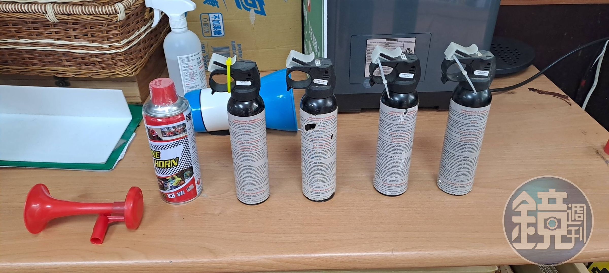 負面制約（驅熊）用具：鳴笛、防熊噴霧。（台東林管處提供）