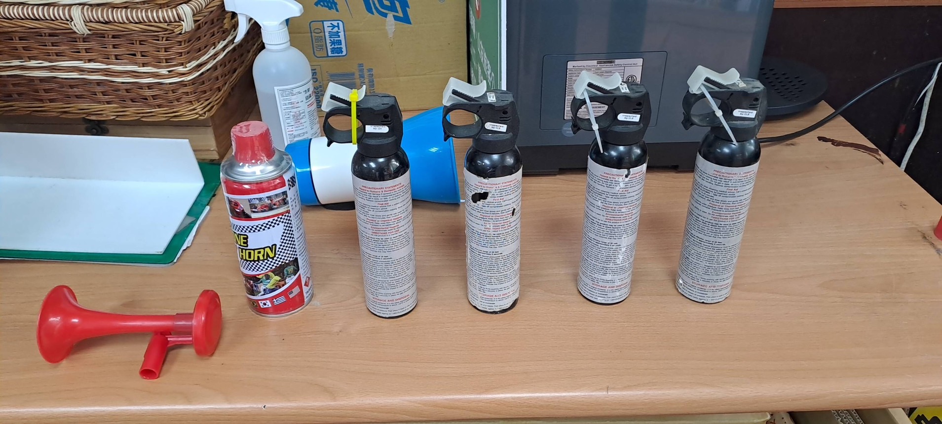 負面制約（驅熊）用具：鳴笛、防熊噴霧。（台東林管處提供）