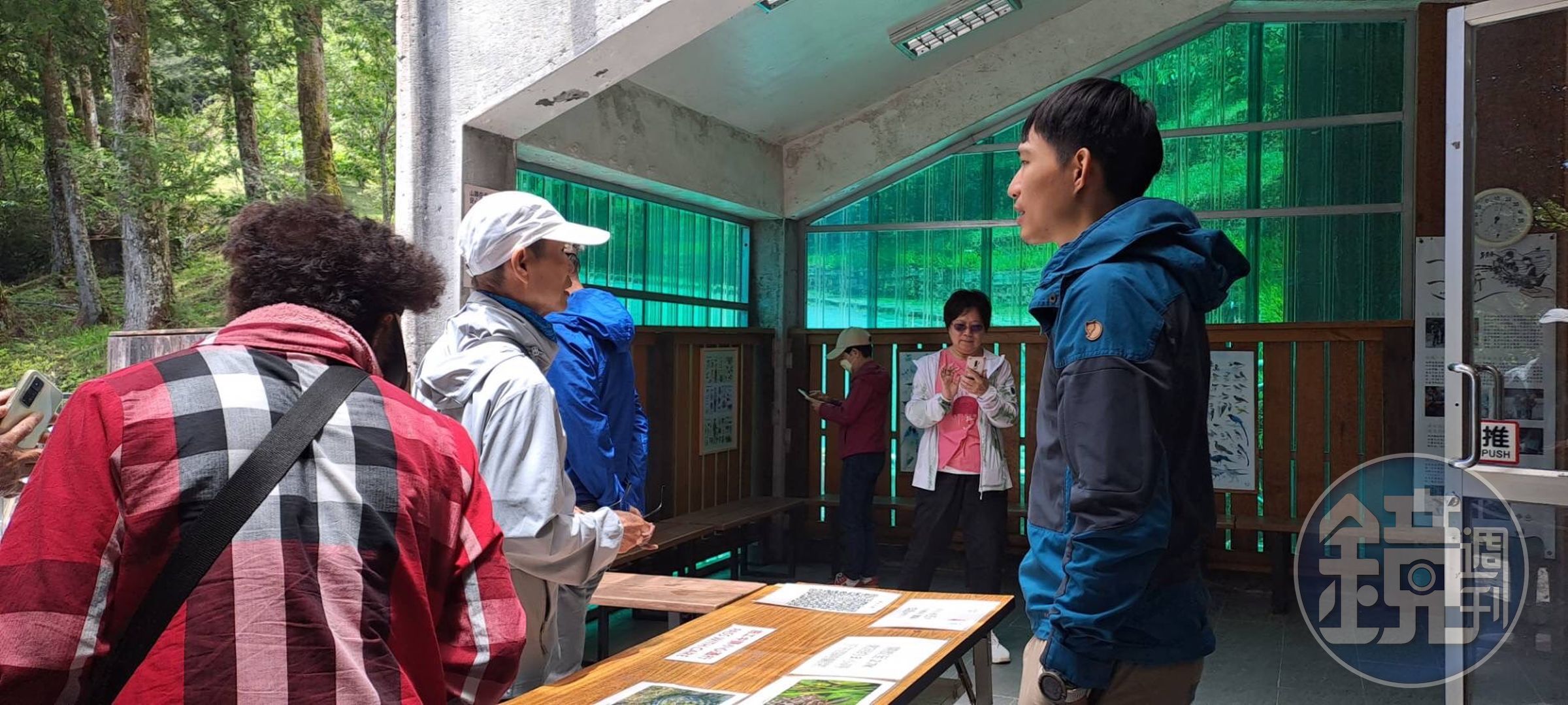 管理員向民眾宣導避免人熊衝突。（台東林管處提供）