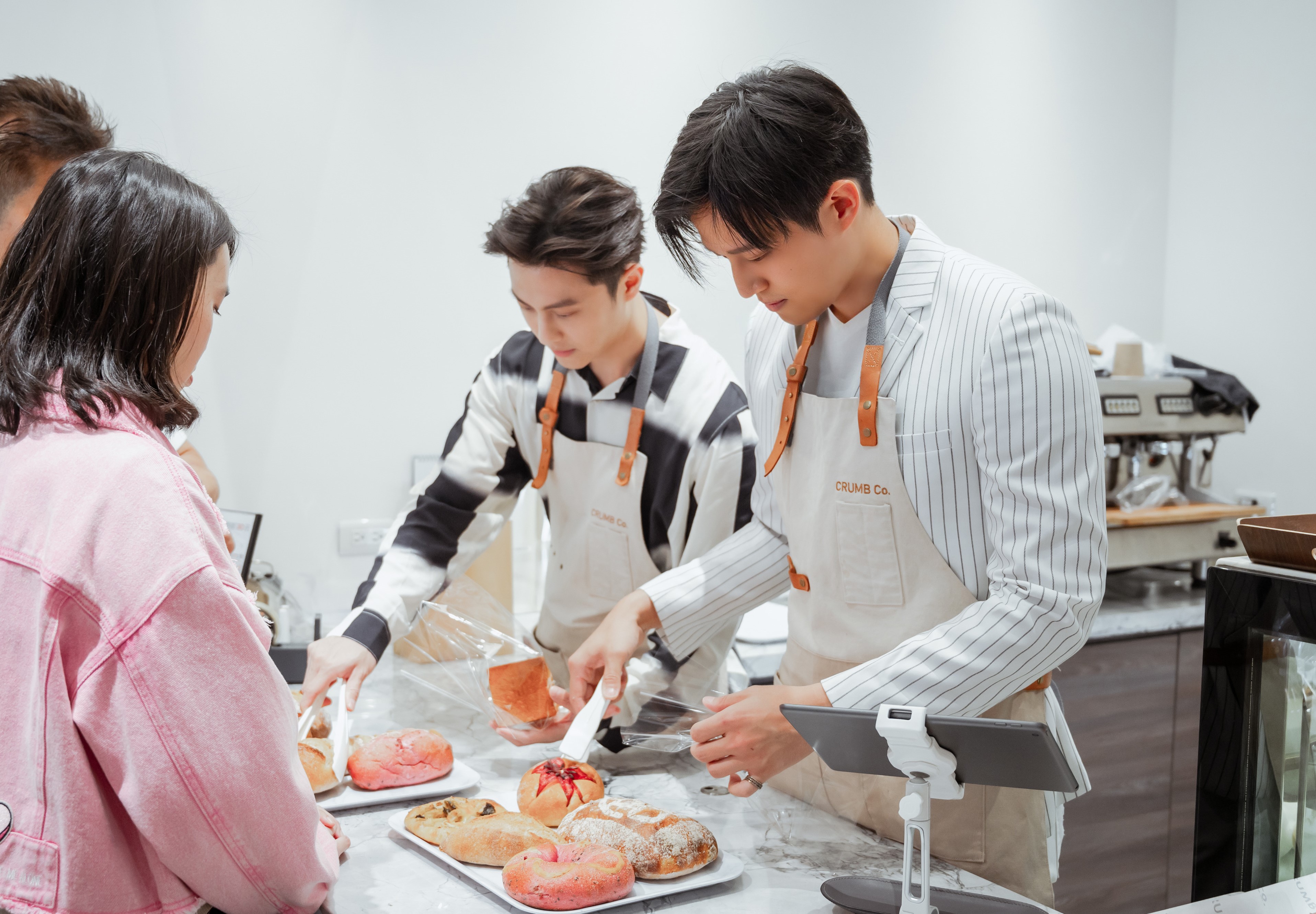 徐新洋（右）邀好友邱勝翊替自家麵包店站台。（艾迪昇傳播提供）