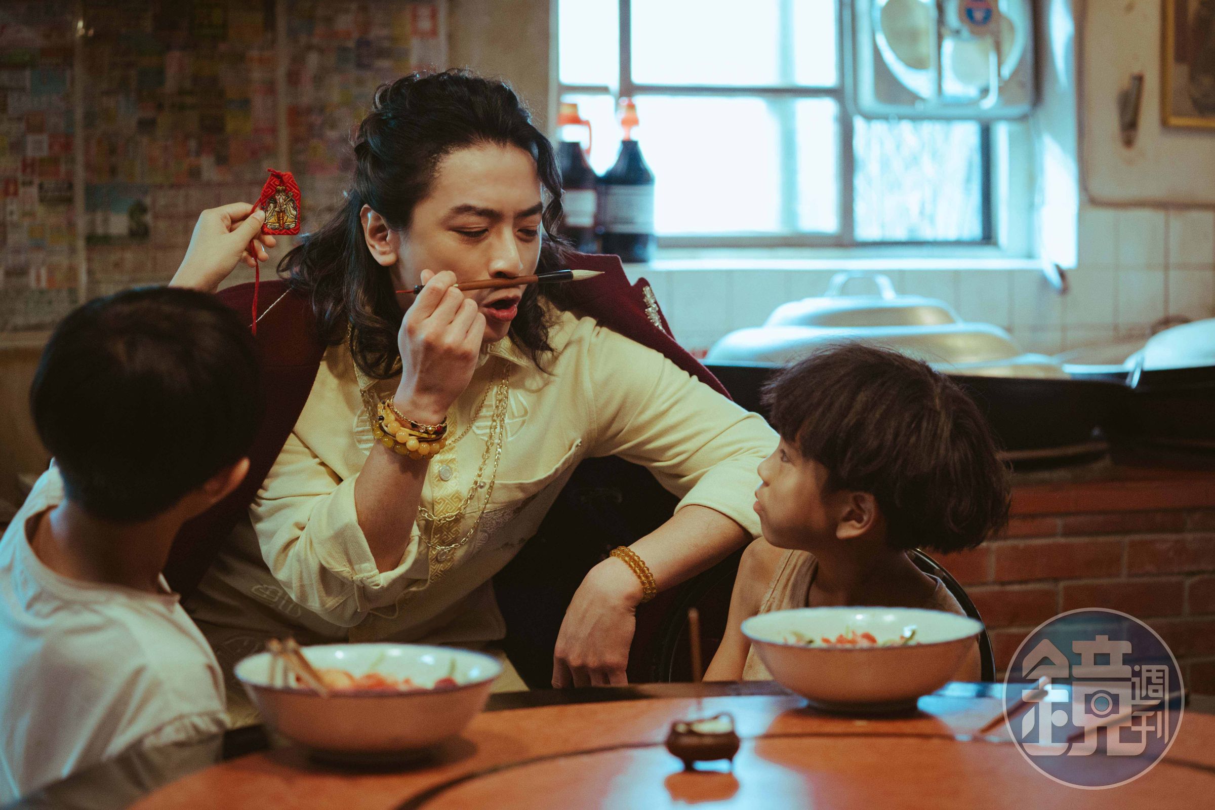 Toro在《百味小廚神 中元大餐》中和小男孩有溫馨對手戲。(紅衣小女孩股份有限公司提供)