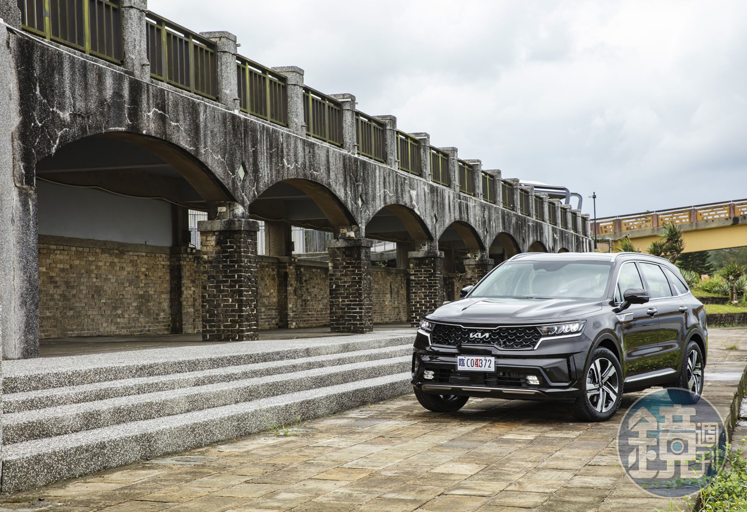 疫情結束後的今年我再度與KIA Sorento相逢,不同的是她改搭載了集團自傲的1.6升Turbo-Hybrid渦輪油電複合動力系統,兼具性能與節能外,與同級車相比更有著稅金上的優勢!