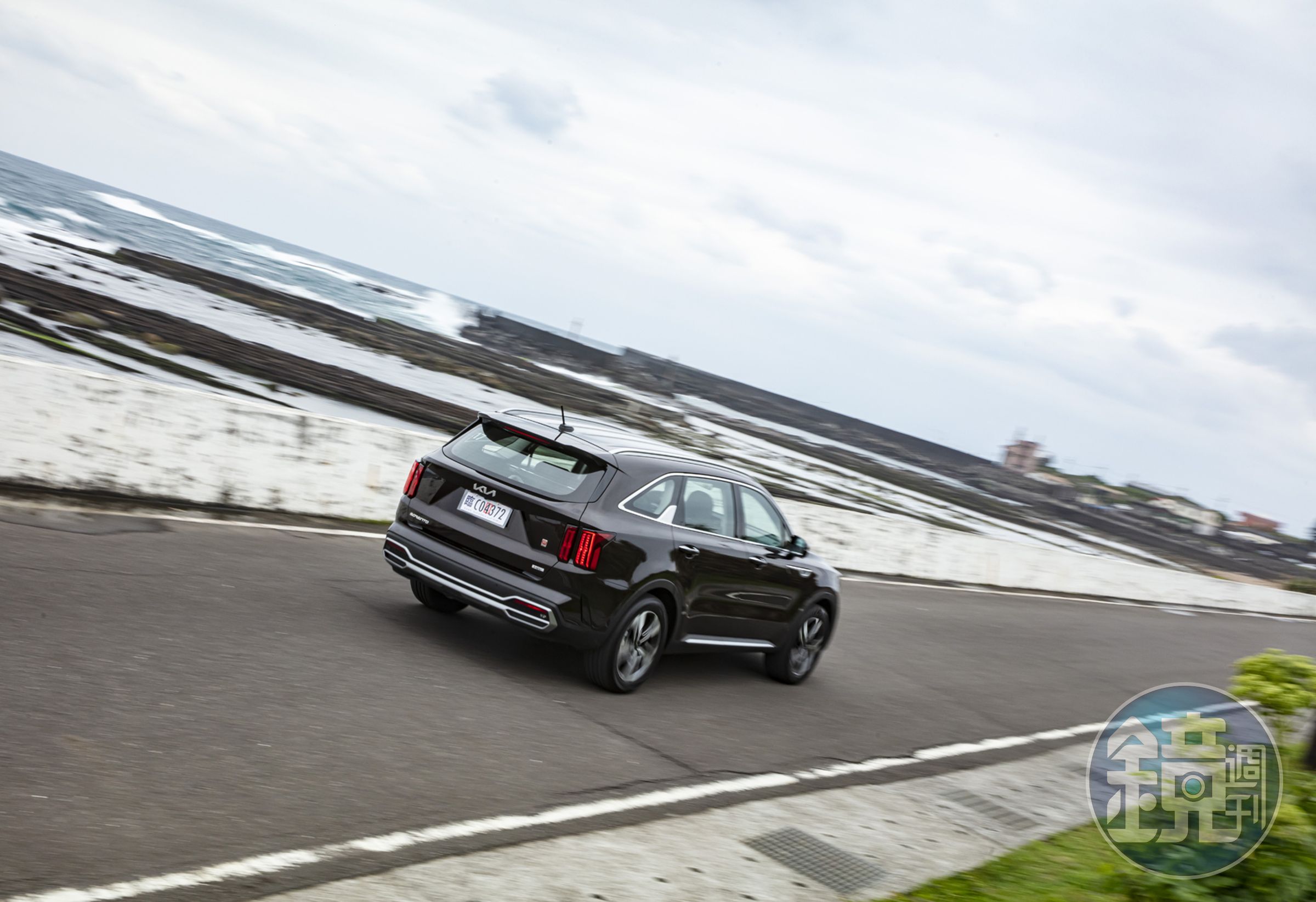 在與柴油版價格差距不大的情況下,雖然沒有四輪驅動,但以其更佳的市區油耗、與引擎僅需間歇啟動即可保持空調持續運作,我個人認為Sorento Turbo Hybrid會更適合家庭買家。