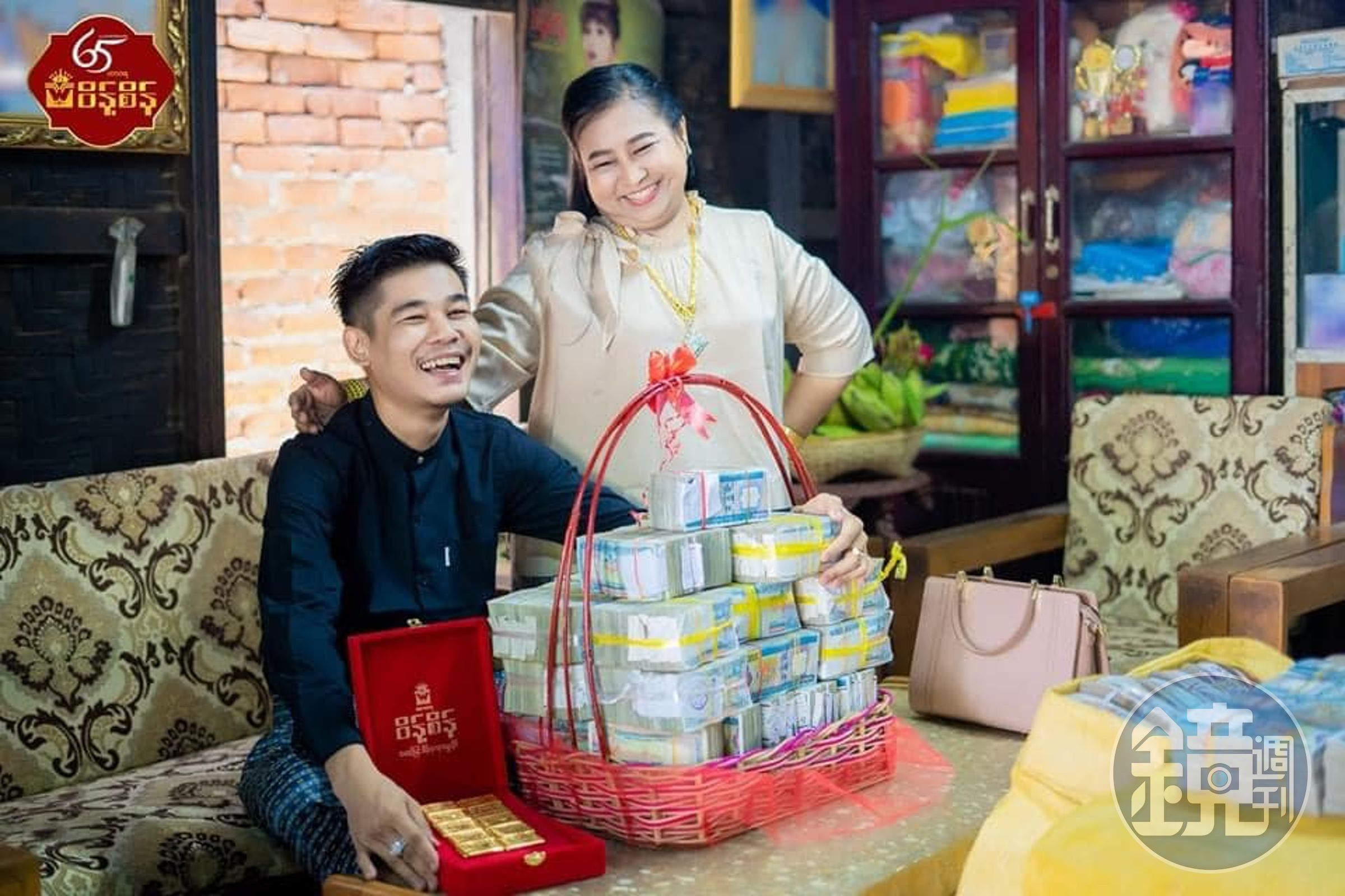 「阿姨我不想努力」真實上演!富婆金光閃閃捧上億現金下聘,小鮮肉開心嫁給她。(翻自臉書)