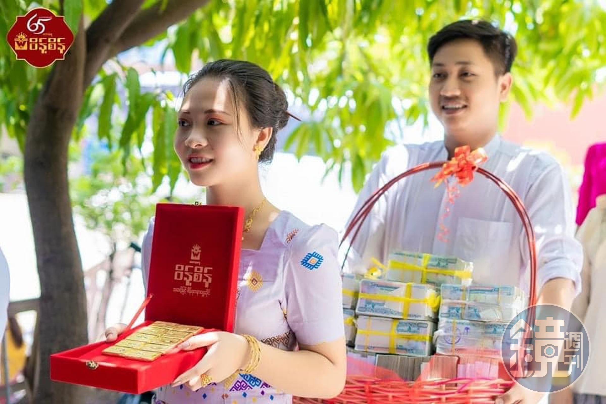 富婆帶著一行人,準備現金與金塊來下聘。(翻自臉書)
