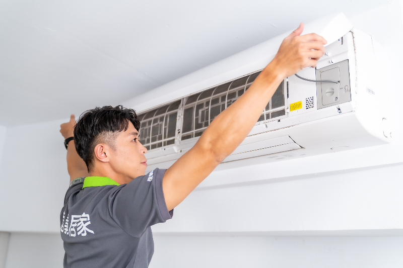 信義居家提醒,冷氣經過長時間未使用可能會吹不涼或有異味,建議開啟前先進行清理。(信義居家提供)