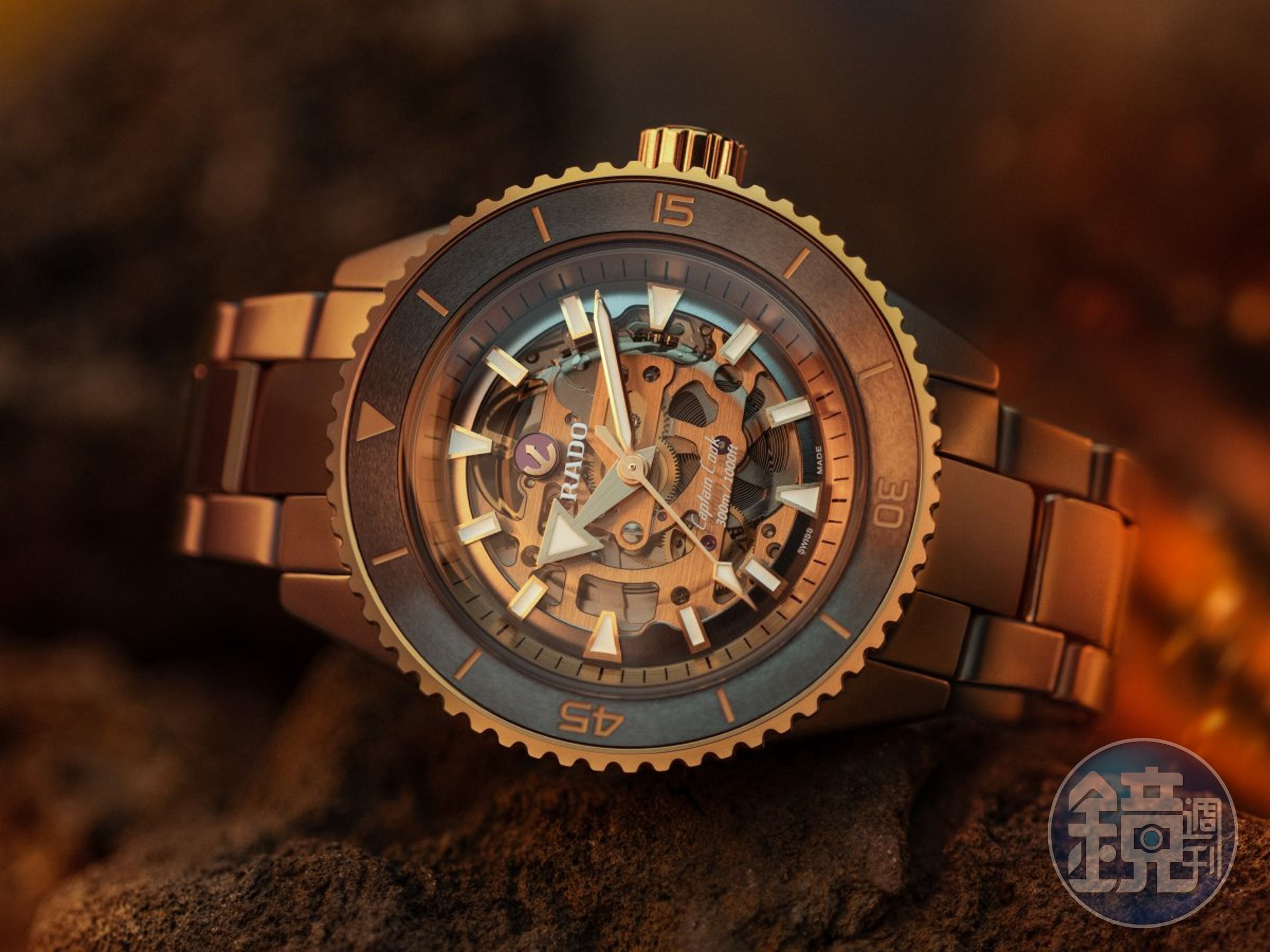 RADO Captain Cook High-Tech Ceramic Skeleton「庫克船長」等離子高科技陶瓷鏤空錶,錶殼、鍊帶與錶圈上層,全都採用電漿「等離子」高溫製程製作的高科技陶瓷材質,散發煤灰色的金屬光澤。搭配玫瑰金色的錶圈外環與指針、時標,而有獨特的煙燻風格。同時這也是非限量錶款首度採用透視面盤的鏤空設計。定價約NT$131,600。