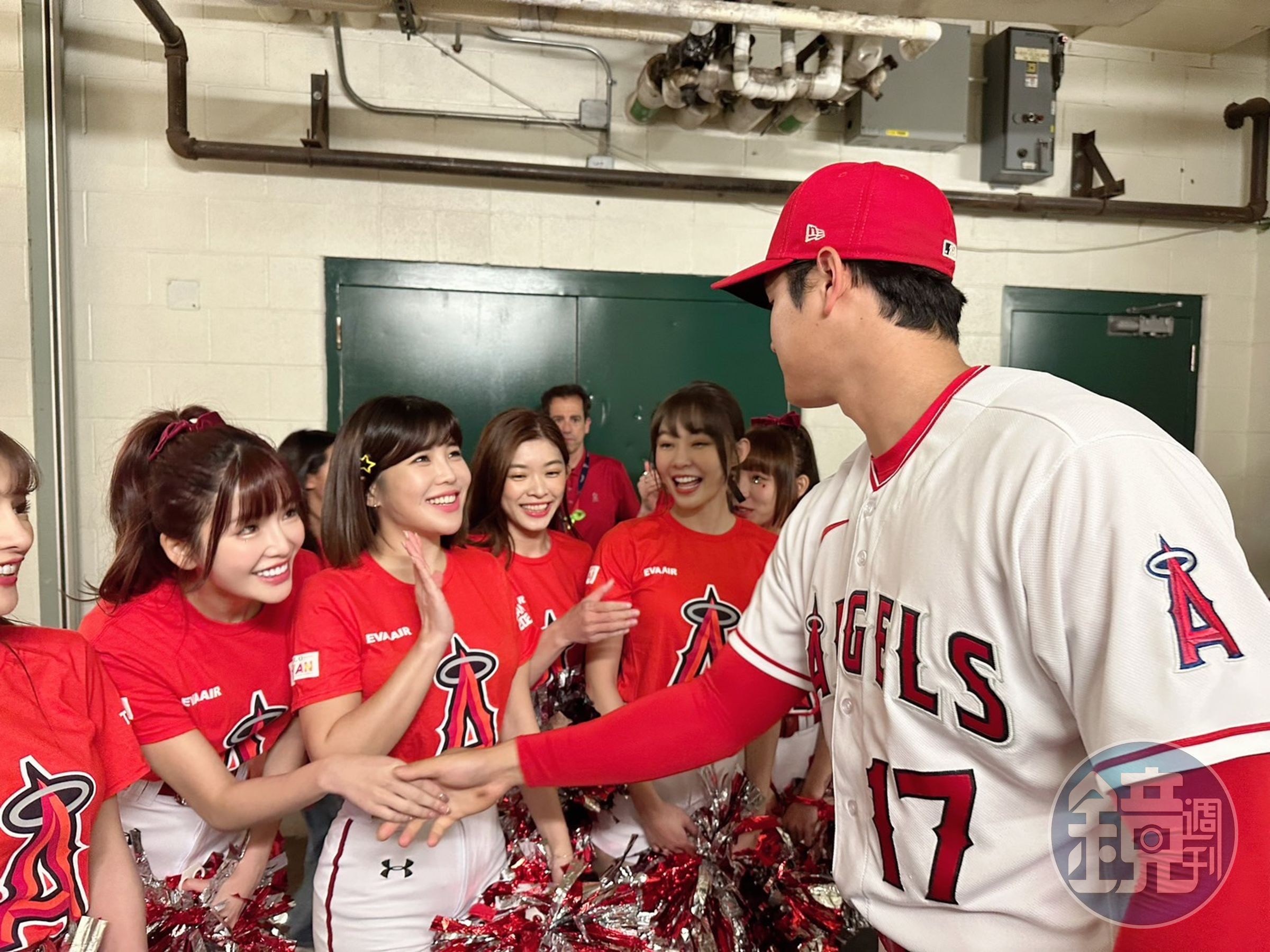大谷翔平跟樂天女孩一一握手。（樂天桃猿提供）