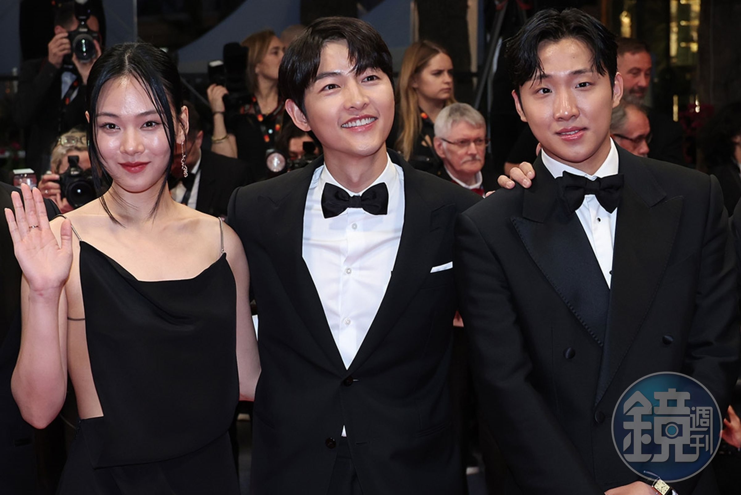 宋仲基(中)與新人演員洪思彬(右)、BIBI演出的電影《禍亂》在坎城影展首映,3人開心現身紅毯。(翻攝自Twitter@megabox_plusm)
