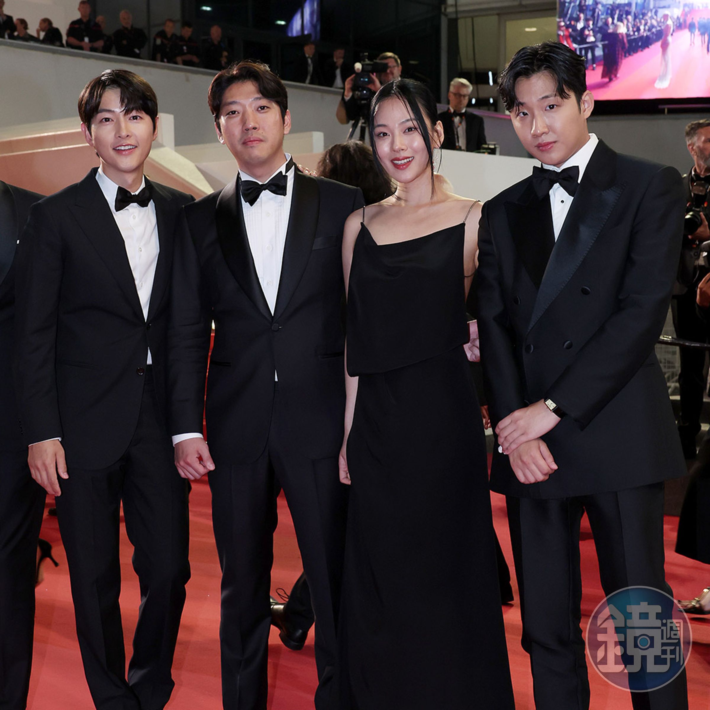 《禍亂》導演金昌勳(左2)和宋仲基(左起)、BIBI、洪思彬一起出席電影首映。(翻攝自Twitter@megabox_plusm)