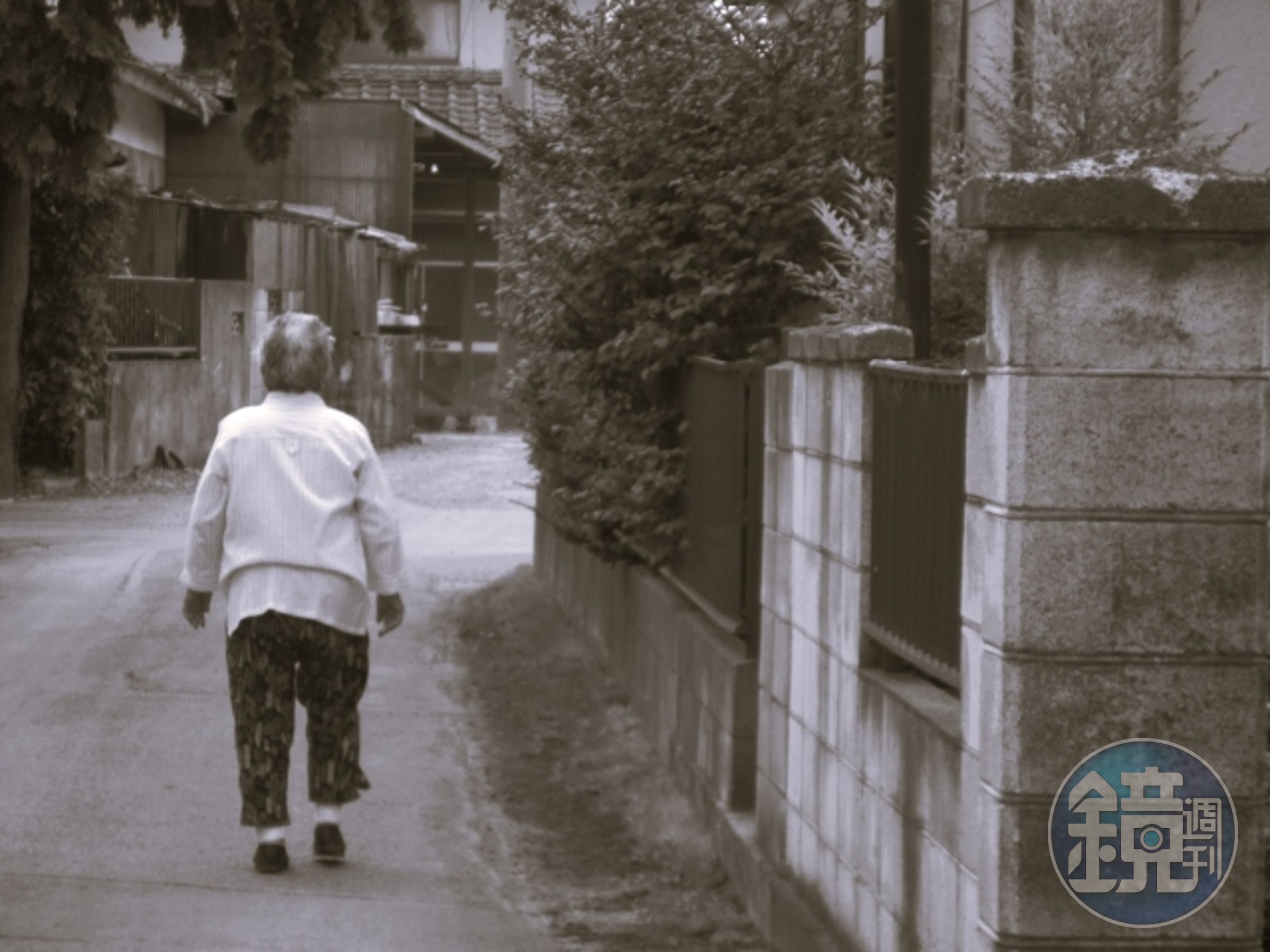 8旬婦人早晨外出做晨間運動,竟遭黑衣男性侵。(示意圖,非當事人 PhotoAC)