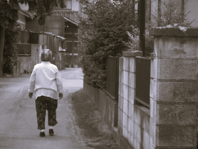 8旬婦人早晨外出做晨間運動，竟遭黑衣男性侵。（示意圖，非當事人  PhotoAC）