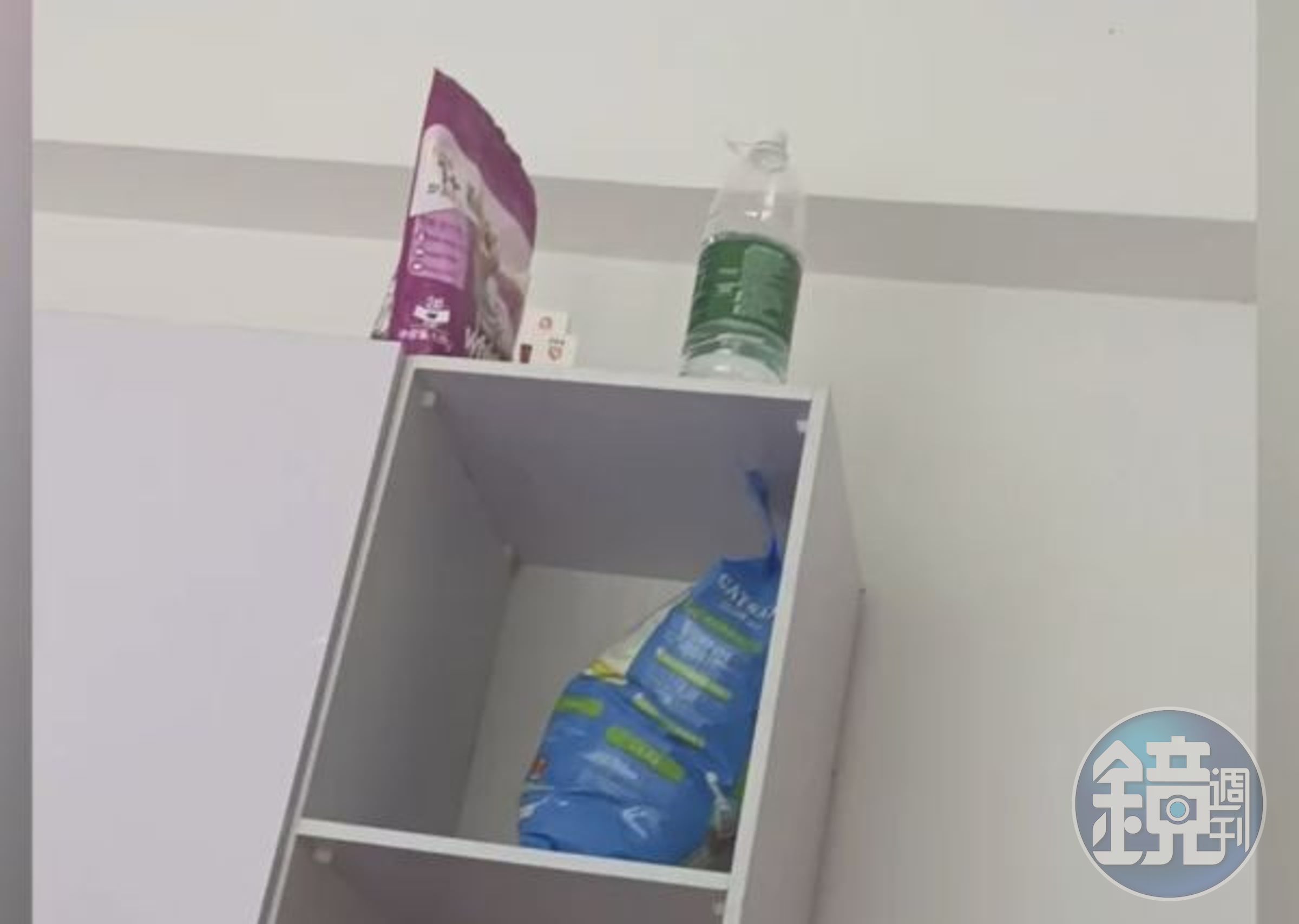 僱主故意將飼料放置在高處,並偽裝成「墊腳袋」想讓女子踩踏。(翻攝微博)