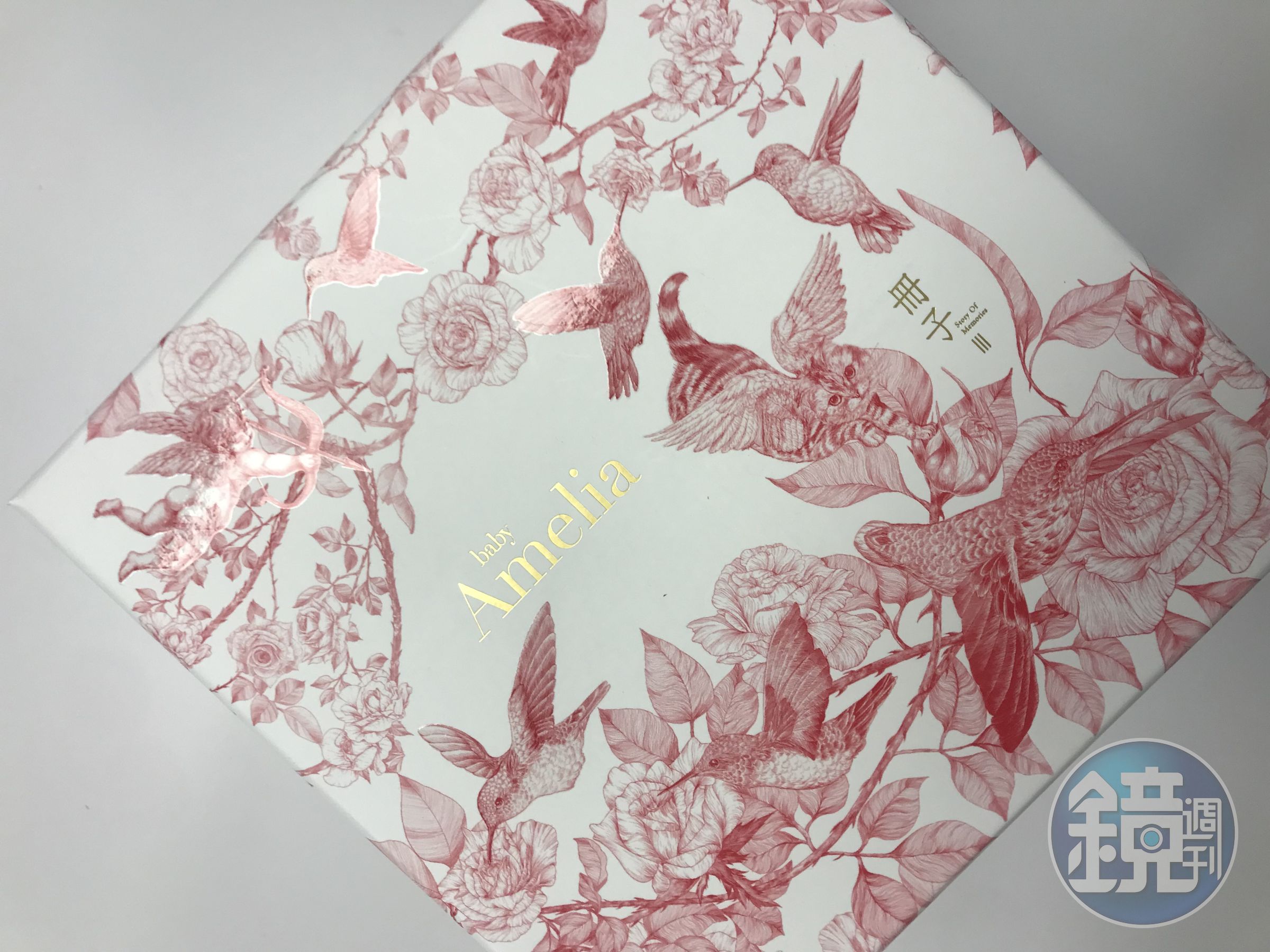 彌月禮的包裝除了有玫瑰、蜂鳥圖案,陪伴廖曉喬多年的已逝愛貓Cookie也在其中,Cookie長了翅膀當天使了!