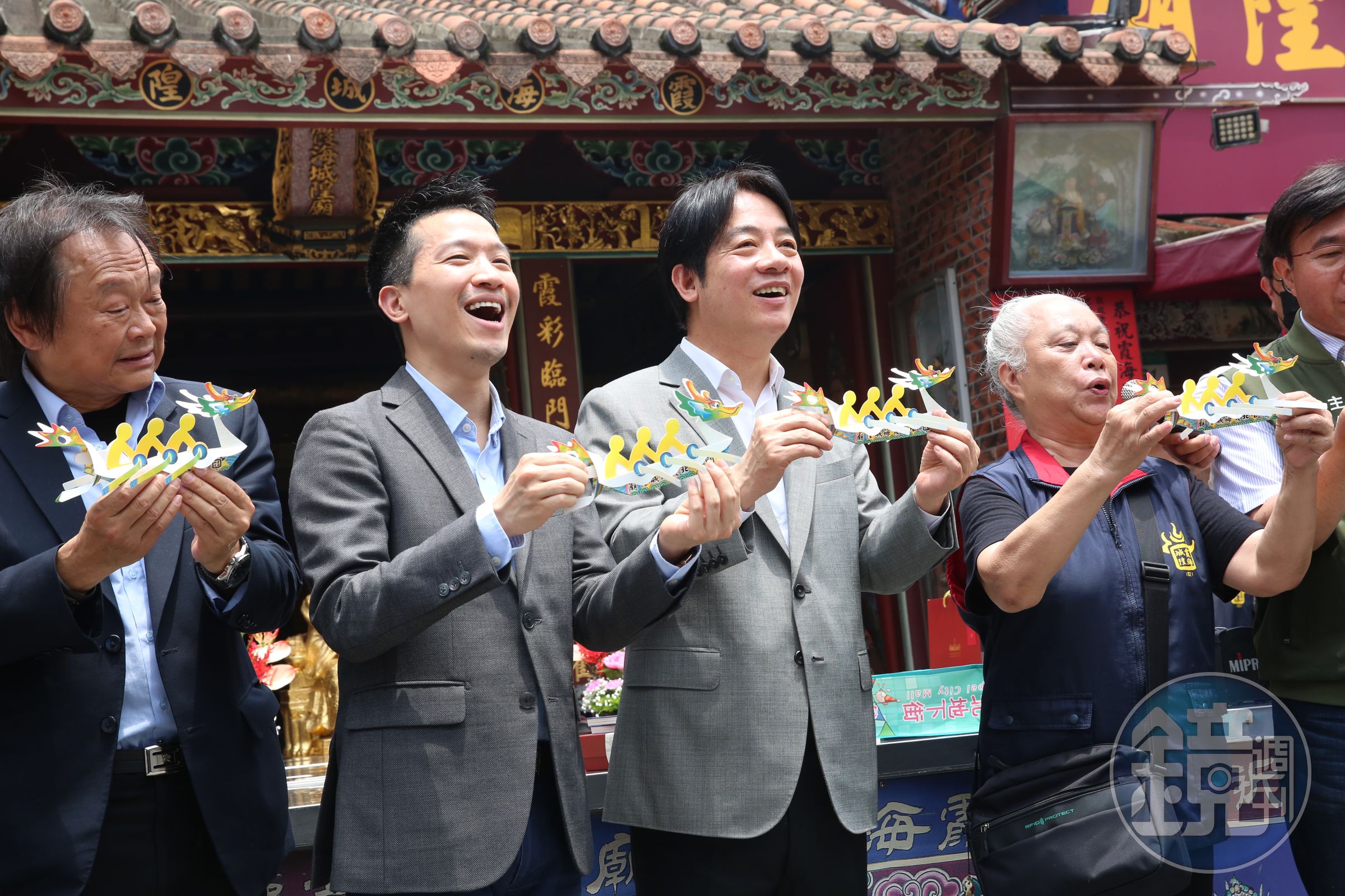 民進黨議員王世堅、立委何志偉歷經黨內初選後,兩人首度同台,不過兩人幾乎零互動。