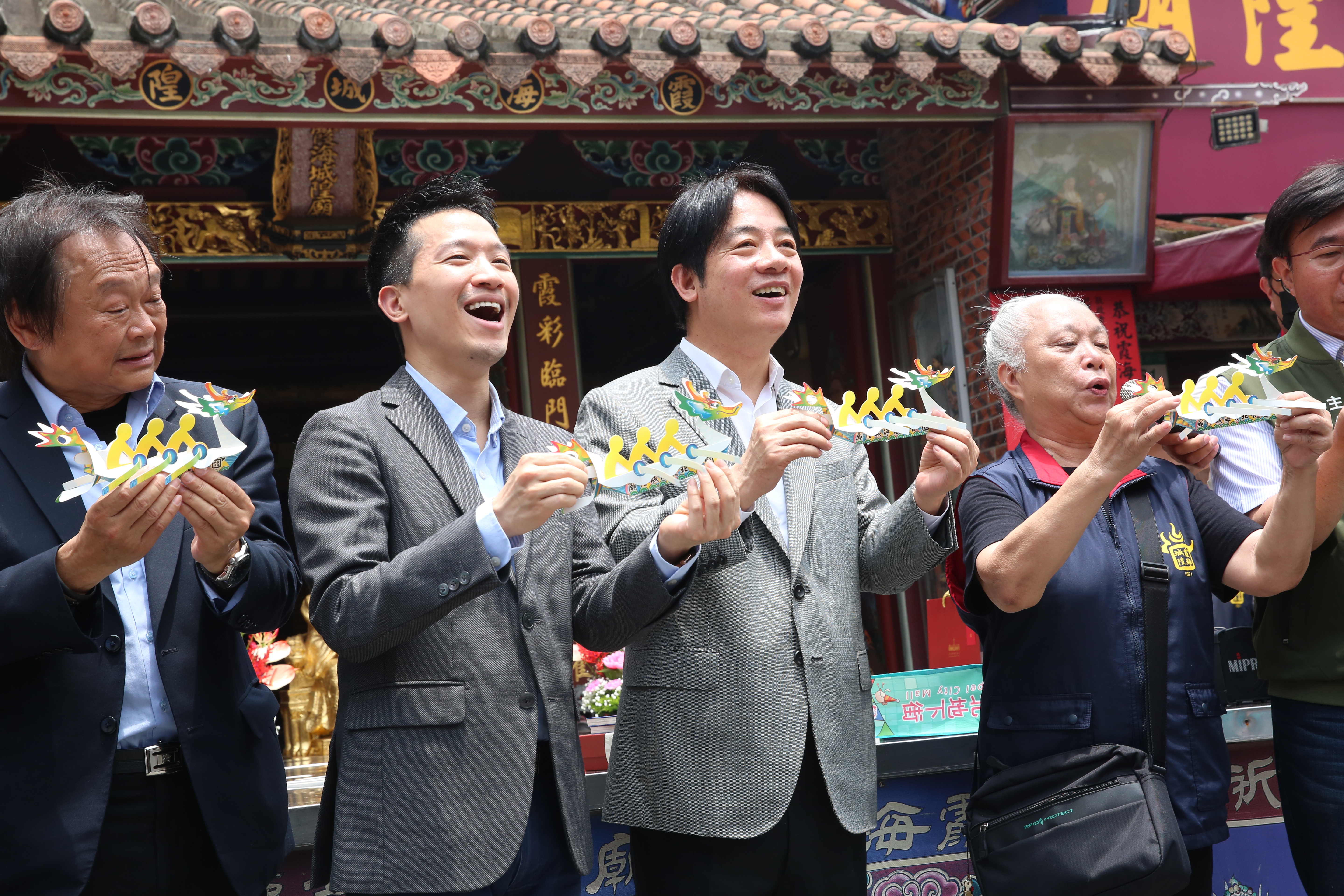 民進黨議員王世堅、立委何志偉歷經黨內初選後，兩人首度同台，不過兩人幾乎零互動。