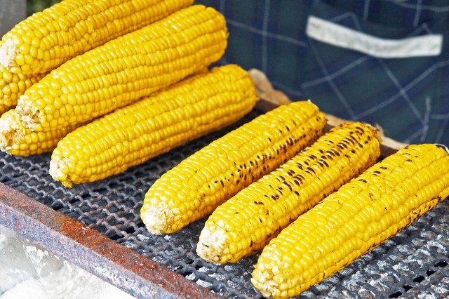 高雄一對姊妹在市場賣烤玉米，姊姊對於妹妹經常算錯錢感到不滿，日前將妹妹關在小窗台懲罰，導致妹妹不慎墜樓身亡。（東方IC）