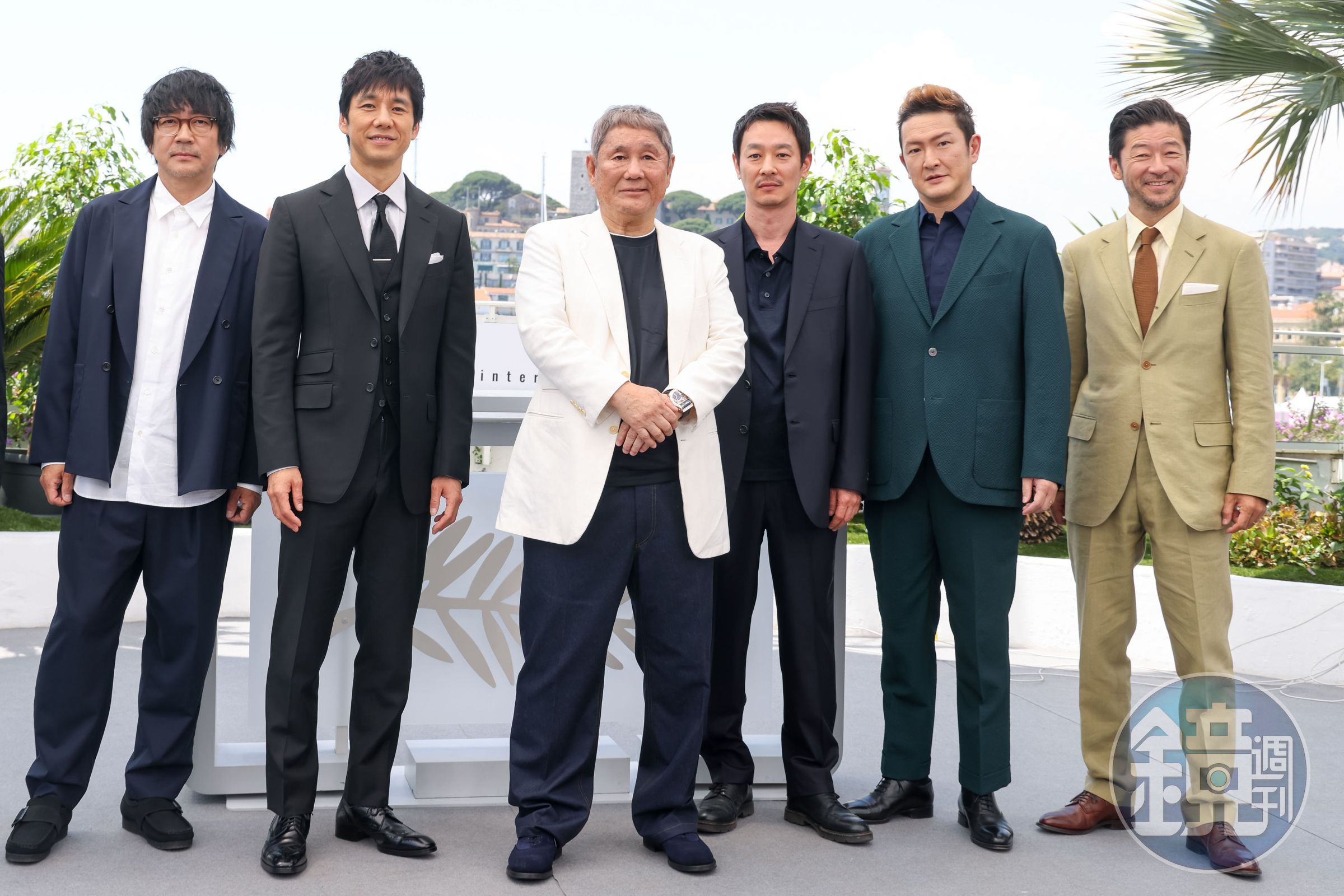 北野武（左3）率領大森南朋（左起）、西島秀俊、加瀨亮、中村獅童、淺野忠信出席坎城影展。（翻攝自《首》官方Twitter）