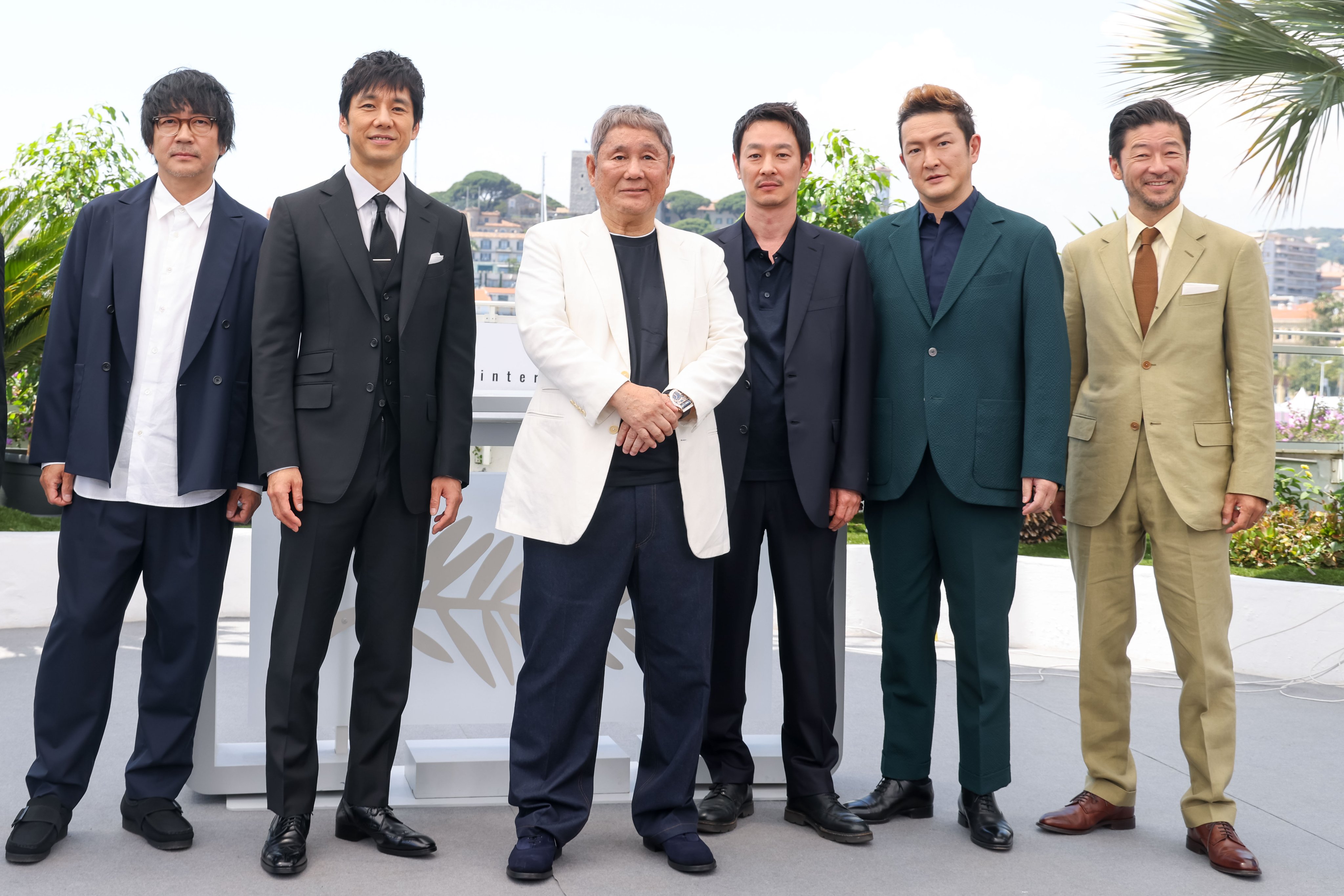 北野武（左3）率領大森南朋（左起）、西島秀俊、加瀨亮、中村獅童、淺野忠信出席坎城影展。（翻攝自《首》官方Twitter）