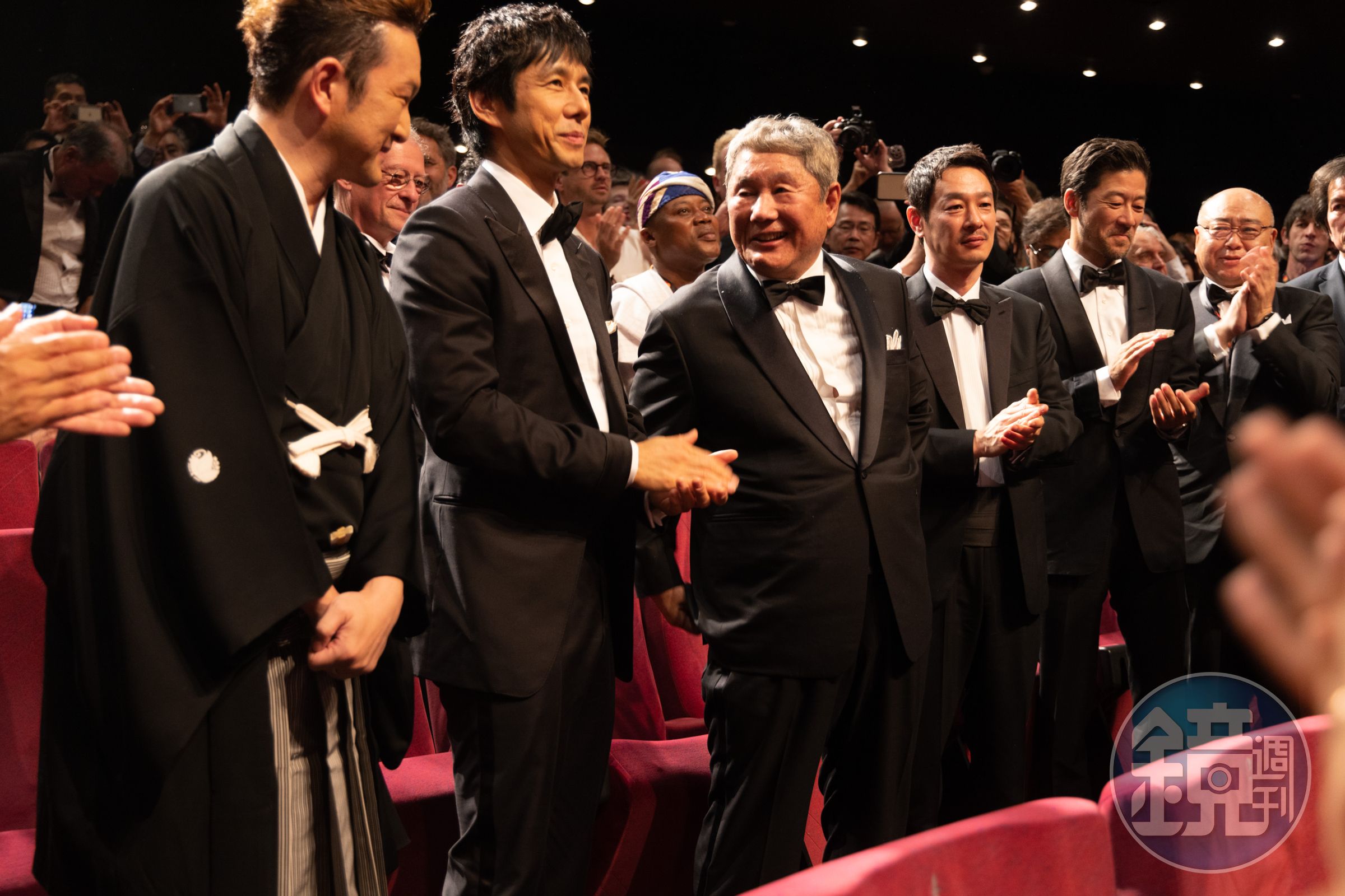 日本名導北野武（左3）自編自導自演新片《首》在坎城影展首映，看到現場熱烈反應讓他放下心中大石。（翻攝自《首》官方Twitter）