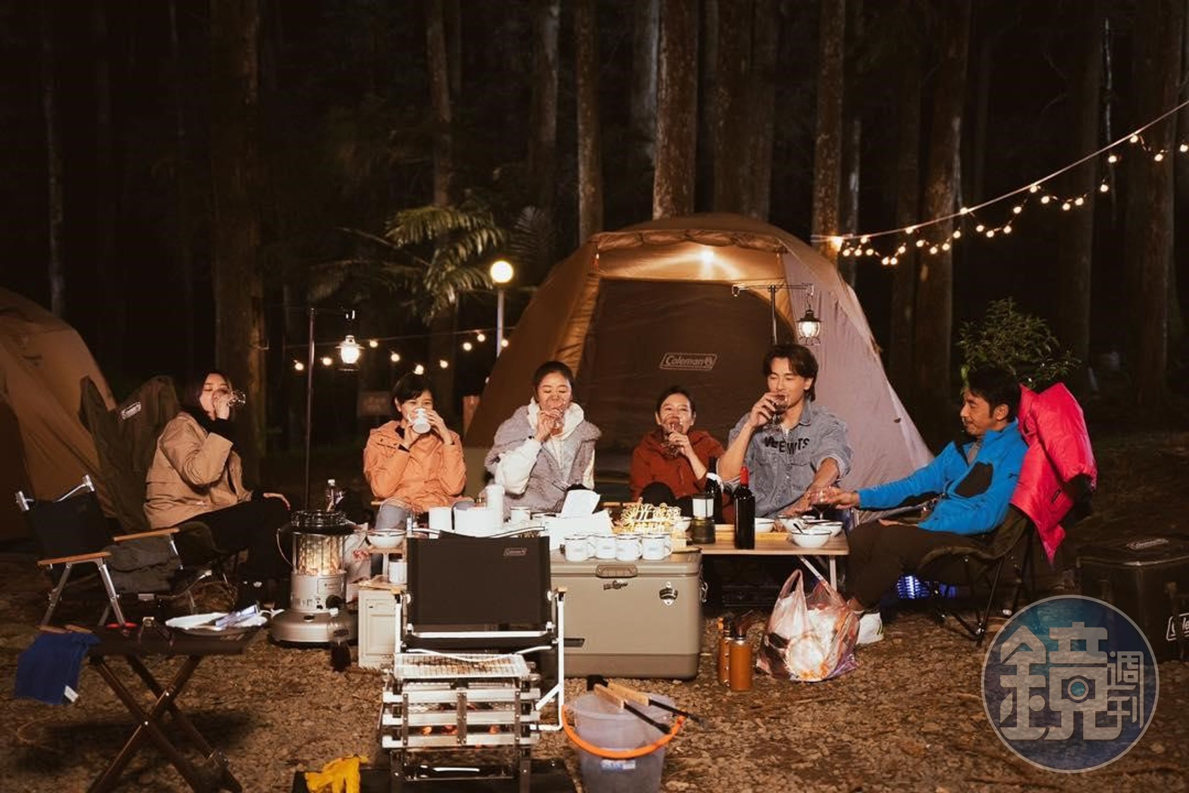 劉品言（右3）和鄭元暢（右2）各帶6支紅酒上山，大夥開懷暢飲一整晚。（TVBS提供）