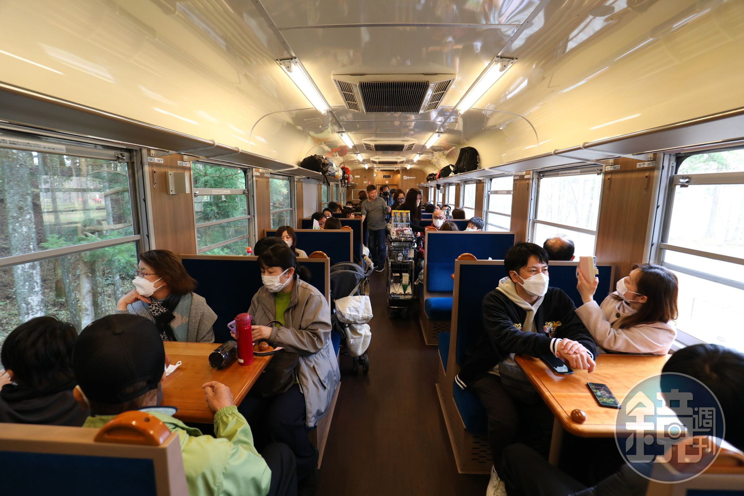 復古車廂配置溫馨的木質桌椅及大面車窗。