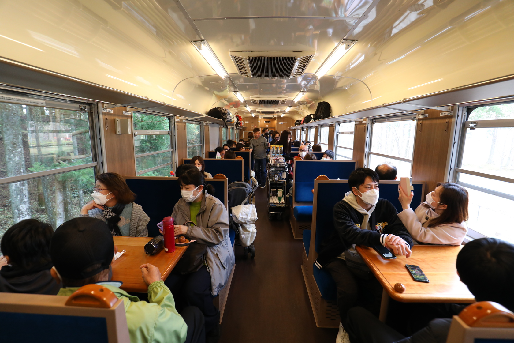 復古車廂配置溫馨的木質桌椅及大面車窗。