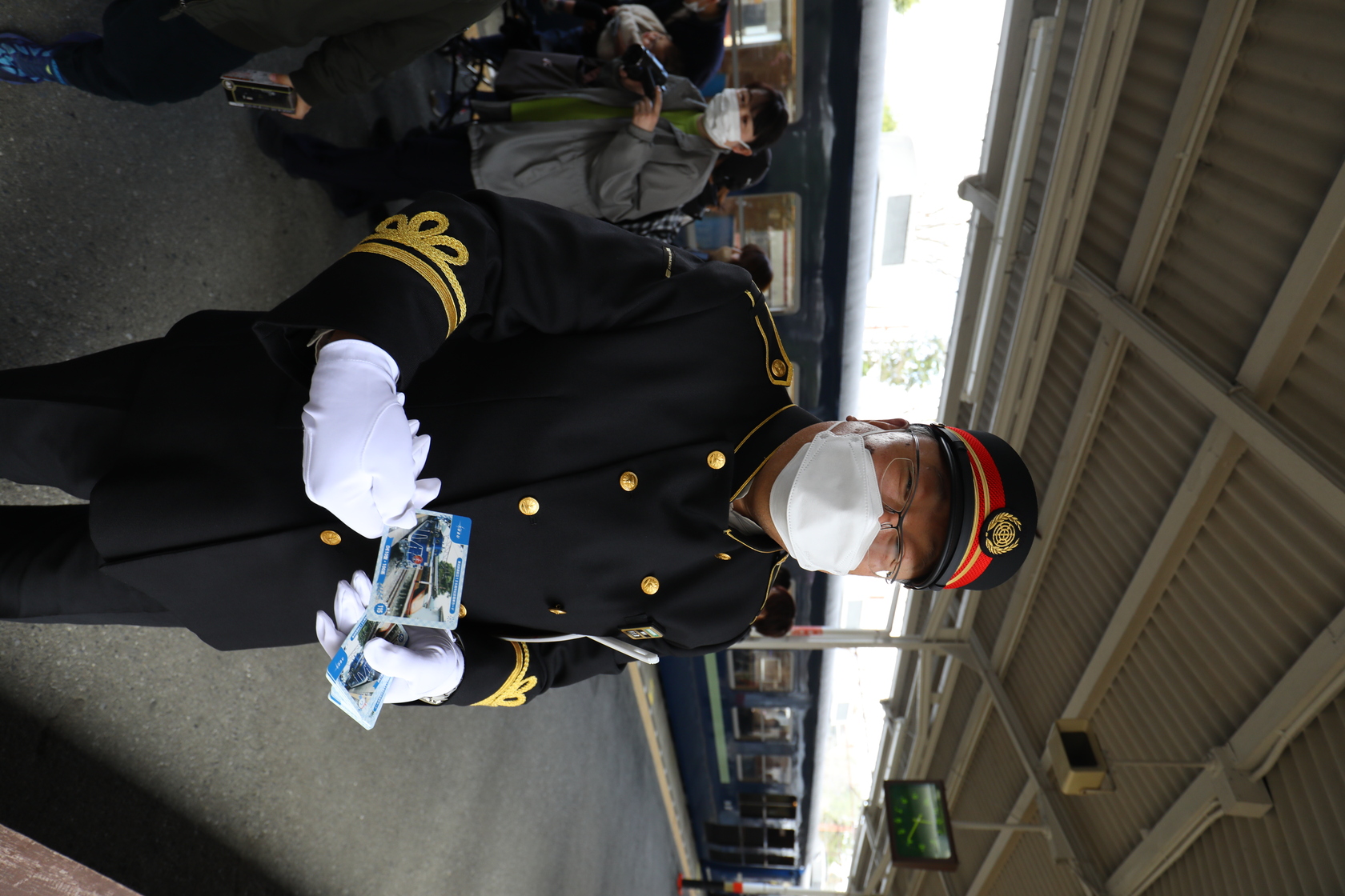 抵達日光車站後，站務人員會拿出「SL蒸汽火車的豆知識卡」免費發送給旅客當紀念品。